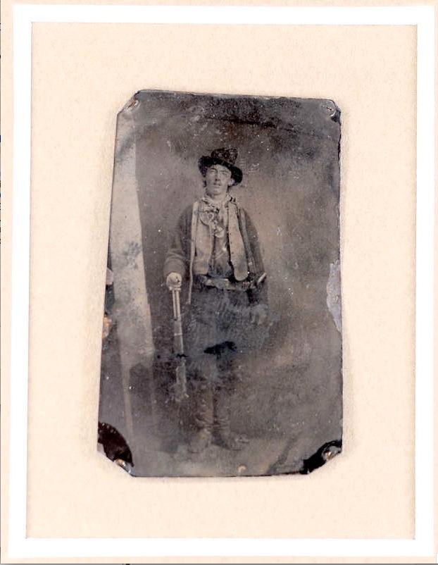Hello, Billy Den enda äkta bilden som finns av Billy the Kid, en 130 år gammal tintype, såldes i går på auktion i Denver. Man hade innan trott att bilden skulle gå för mellan 2-2,5 miljoner, men när sista budet var lagt hade den sålts för rekordsumman 15 miljoner kronor.