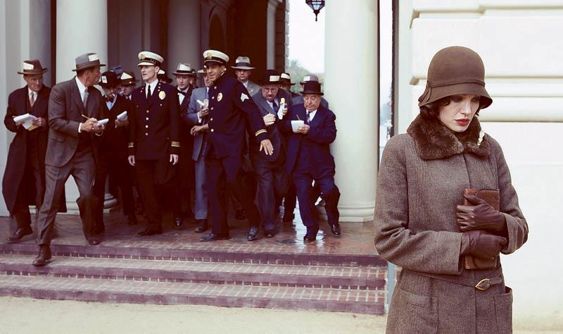Angelina Jolie är snygg i snygga kläder i Clint Eastwoods något plastiga ”Changeling”.