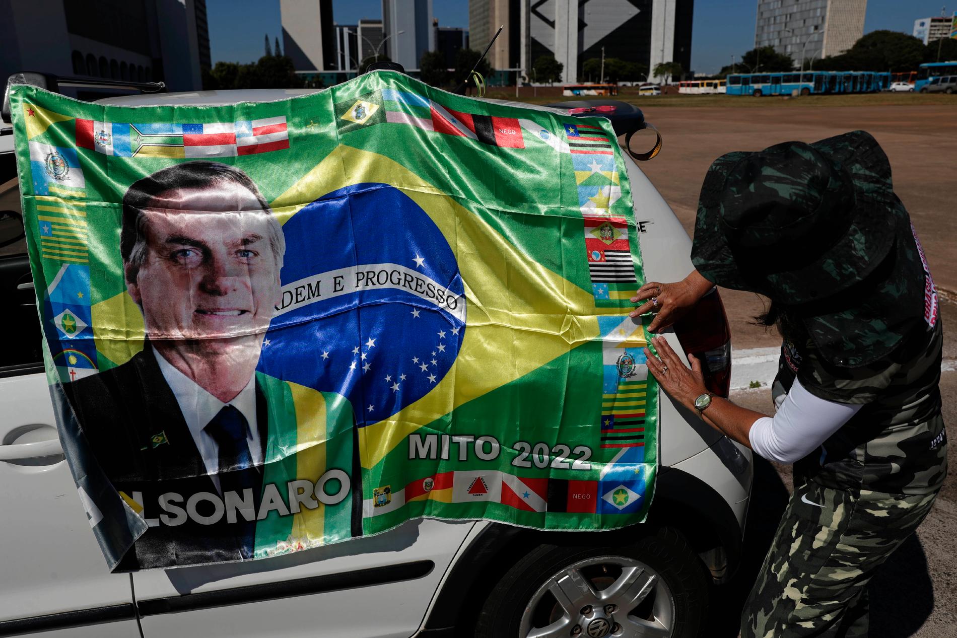 President Bolsonaro på en flagga i huvudstaden Brasilia.