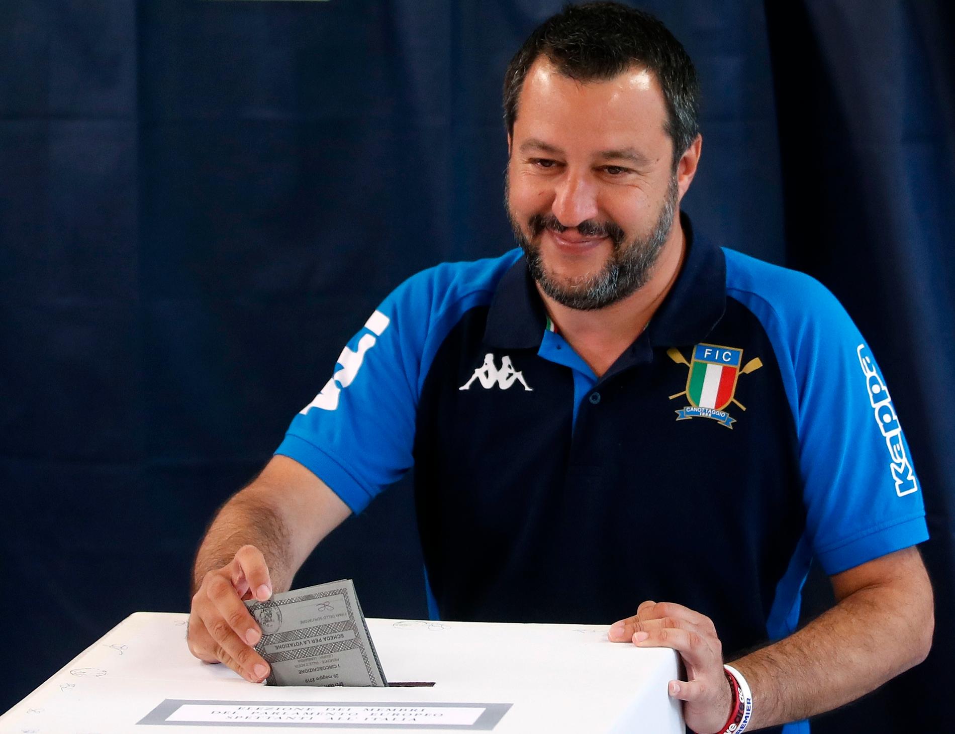 Det främlingsfientliga italienska partiet Legas ledare Matteo Salvini röstar i valet till EU-parlamentet.