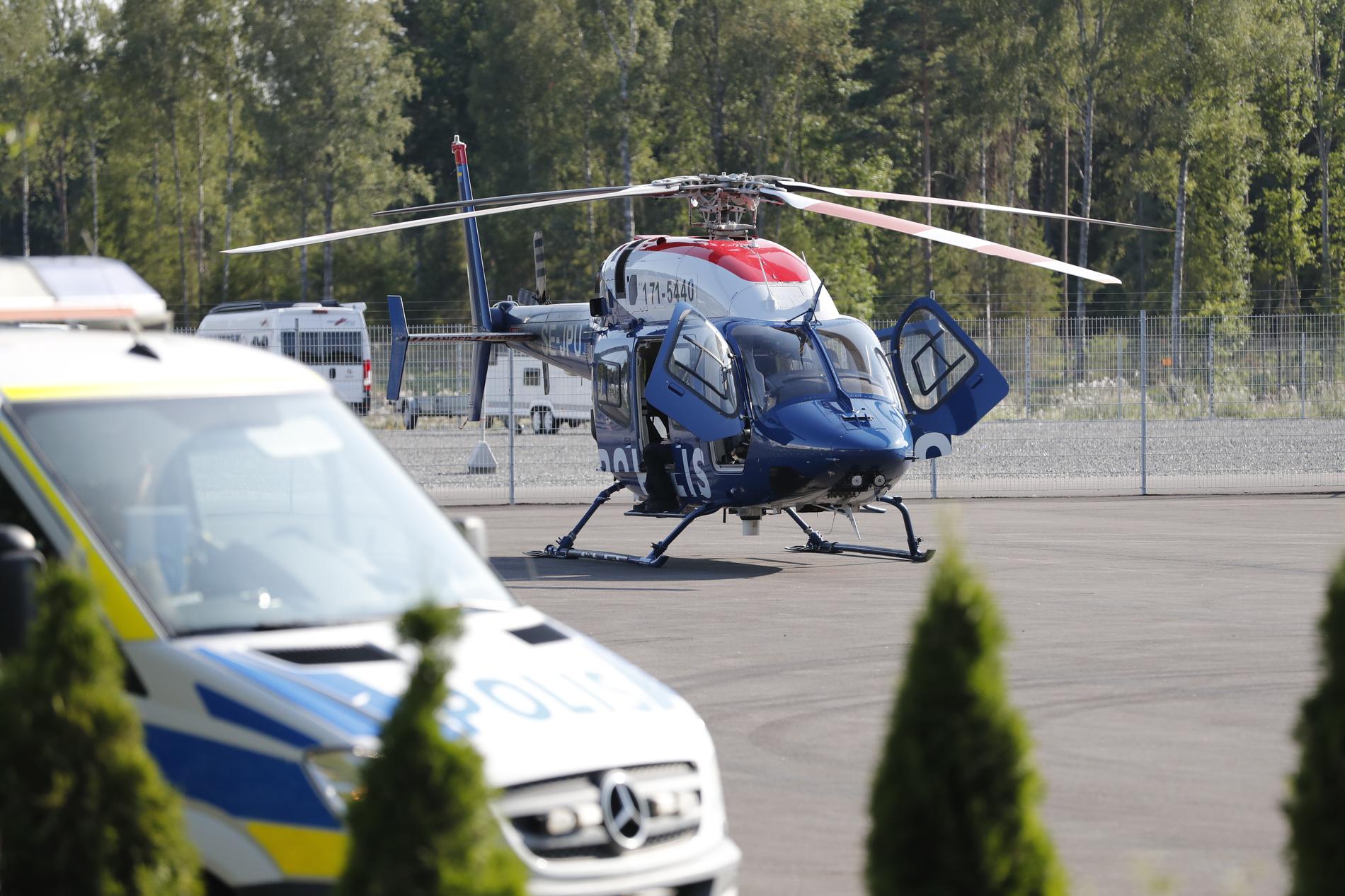 Efter en stor insats på Hällbyfängelset utanför Eskilstuna där två morddömda fångar tagit två ur personalen som gisslan slutade det hela utan allvarliga skador.