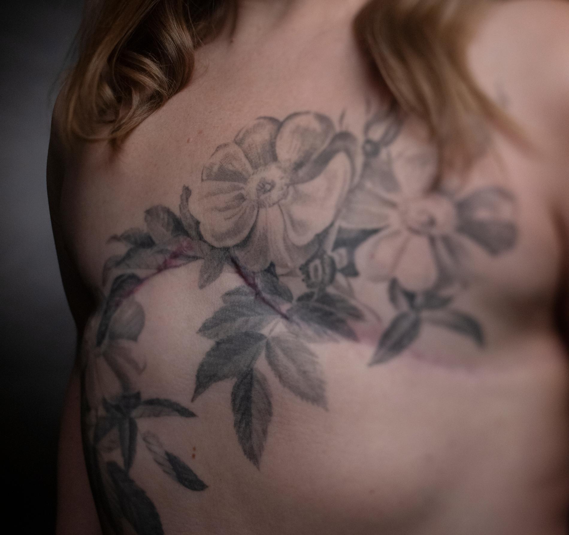 Sofia Jigrud har i dag en tatuering över sitt bröst.