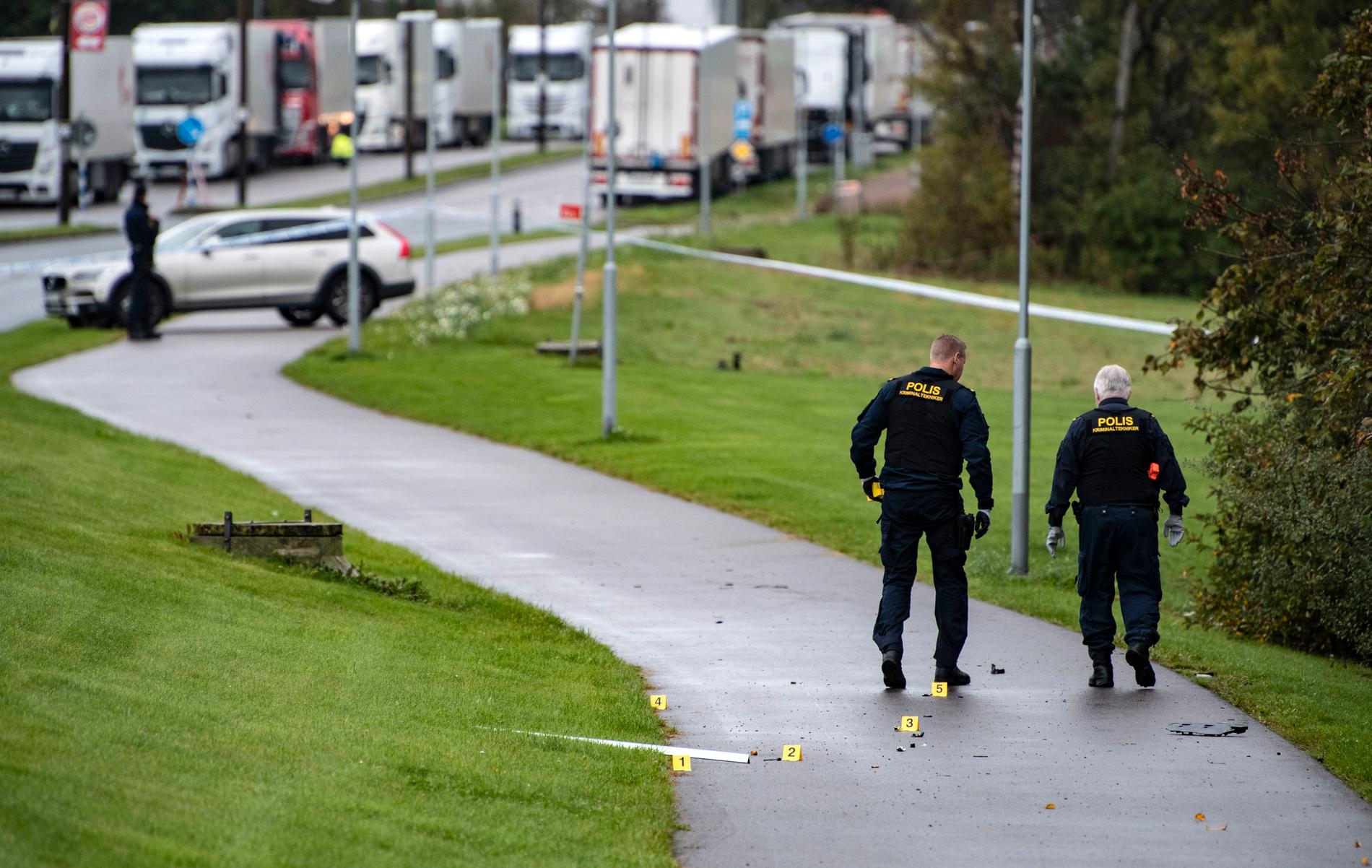 Polisens kriminaltekniker undersöker föremål som slungats iväg vid en kraftig explosion vid en bil på Merkuriusgatan i Helsingborg på måndagen.