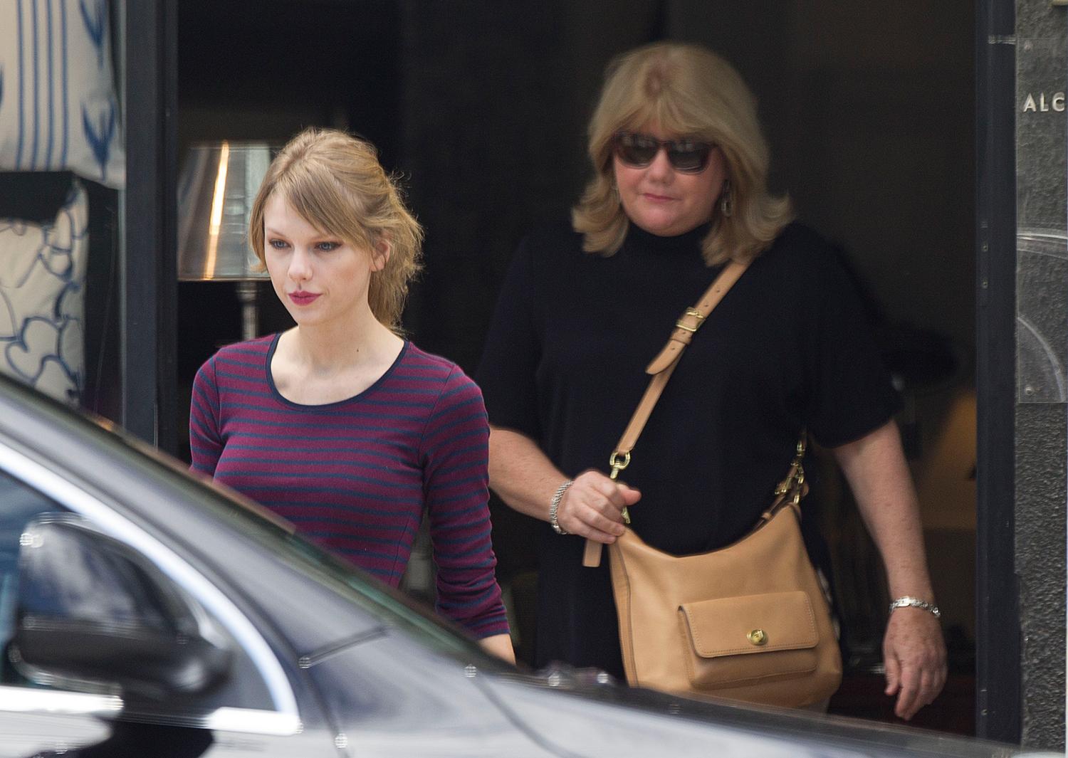 Taylor Swift och hennes mamma Andrea Swift.