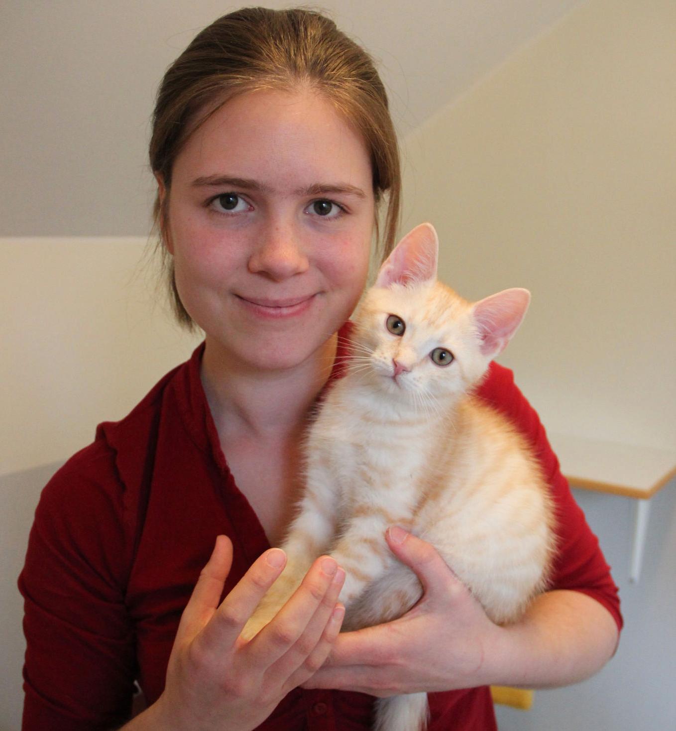 Kompisar Djursjuksköterskan Sandra Landin med katten Harland.