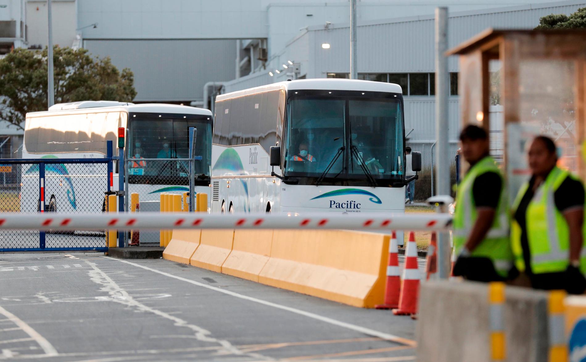 Nyanlända bussas till karantän i Auckland, Nya Zeeland. Alla måste hålla sig isolerade i två veckor efter ankomst. Arkivbild.