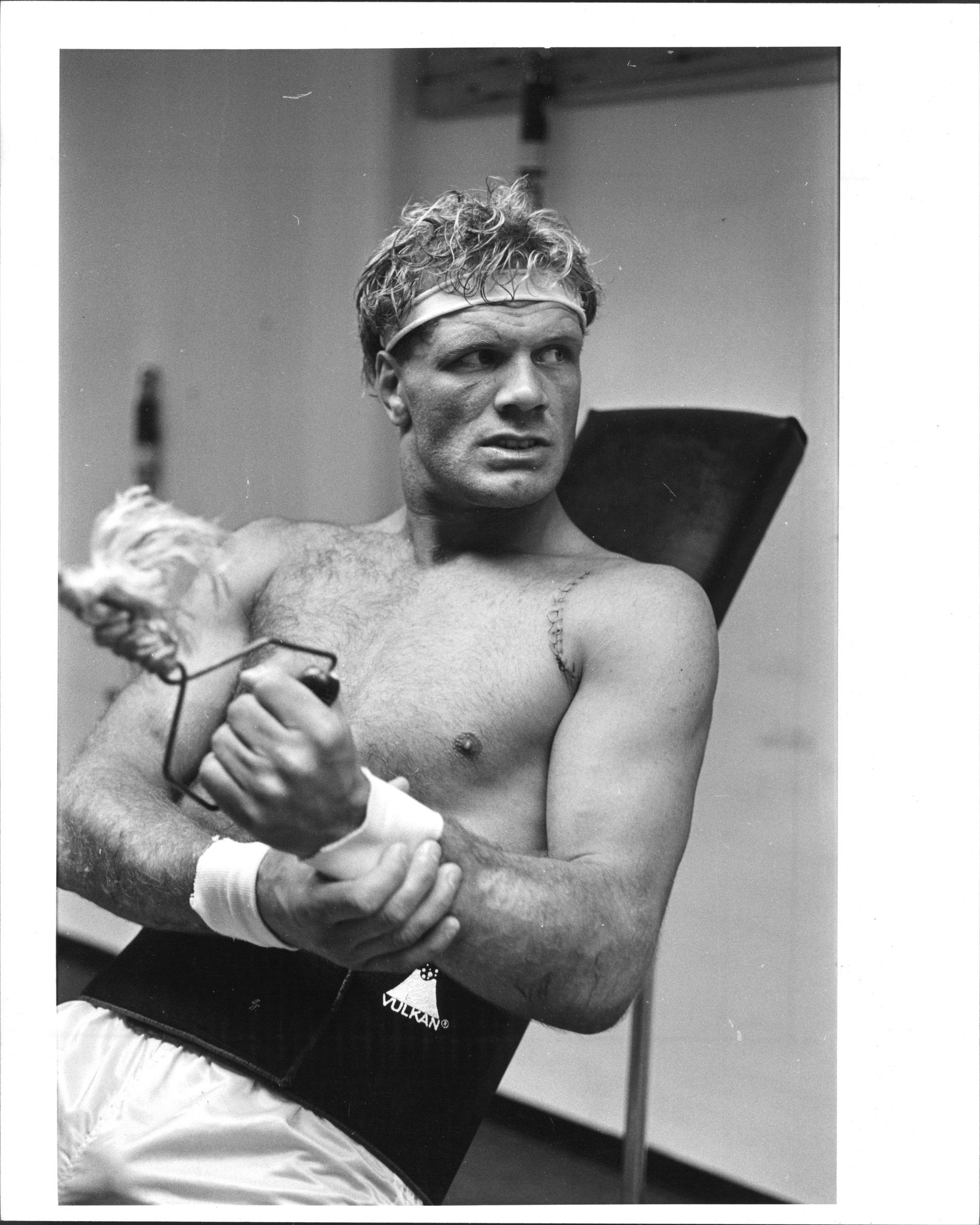 Frank Andersson tränar på gym efter en axeloperation. Odaterad bild från arkivet. 