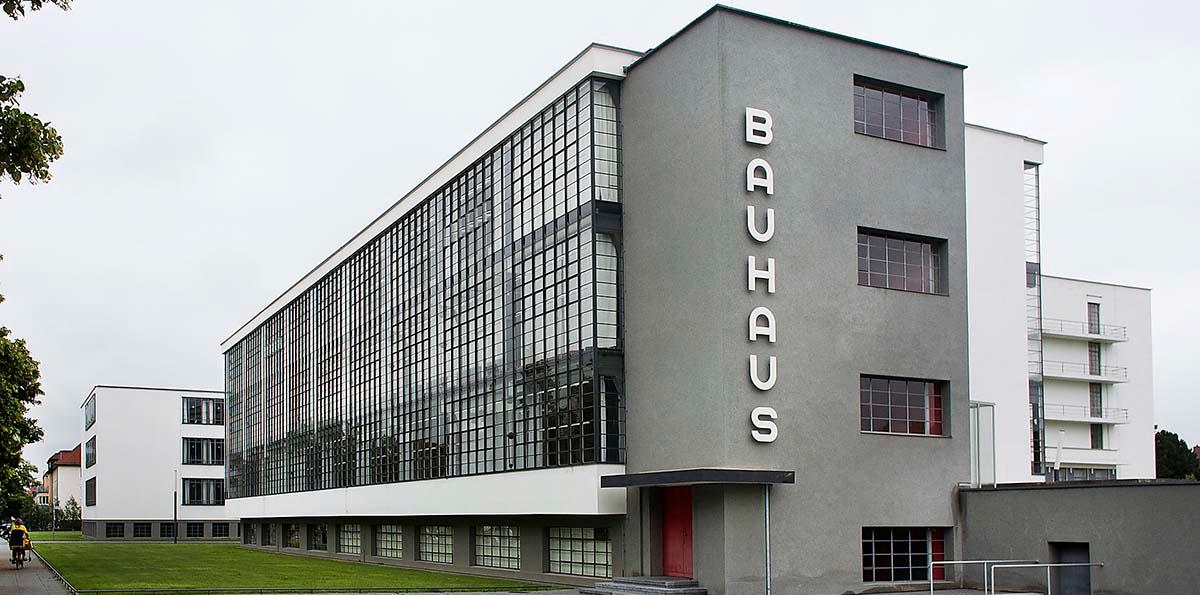Bauhaus klassiska skolbyggnad i Dessau, Tyskland. Hit flyttade den stilbildande ­design- och arkitekturskolan 1925.  I höst öppnas ett  nybyggt Bauhaus-­museum i Dessau.
