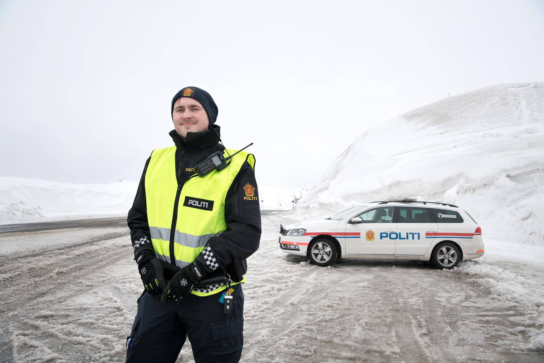 Nuytexaminerade polisen Aleksander Berg, 25, jobbar vid riksgränsen. 