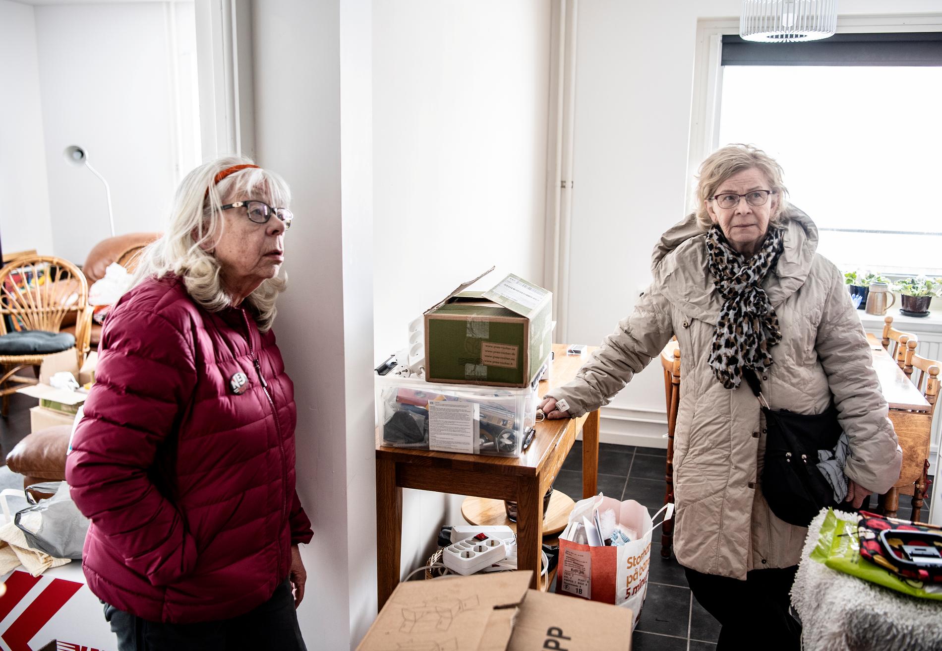 Gun-Britt Mäkitalo, 75, (till vänster) och Marietta Pekkari, 77, tvingas flytta när huset de bor i ska rivas. 