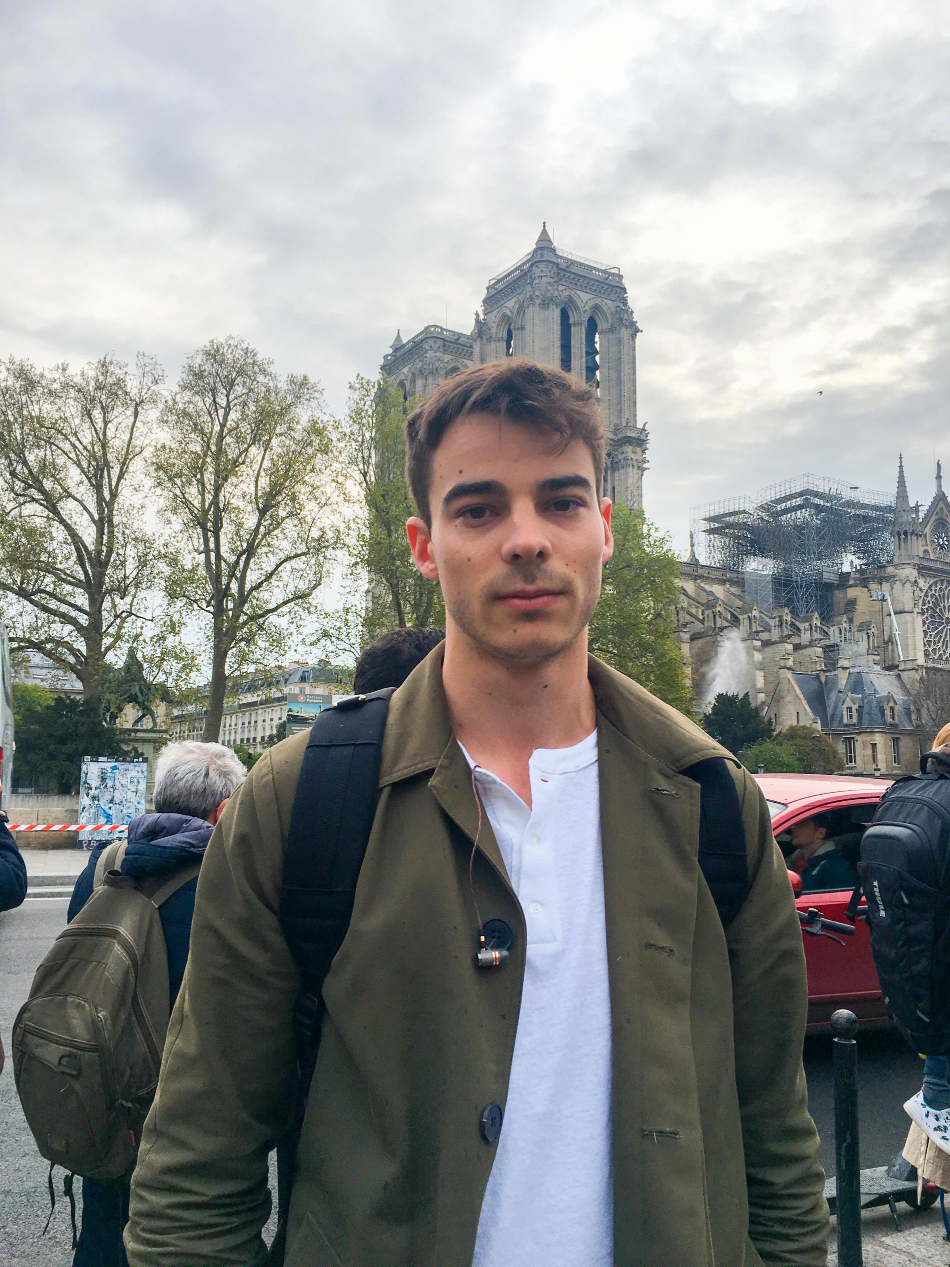 Theophile Gros, 22 år, framför den brandhärjade Notre-Dame.