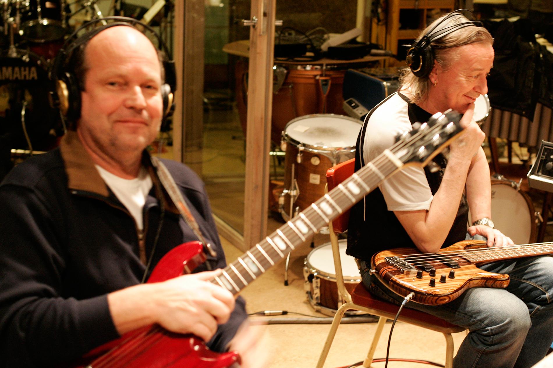 Lasse Wellander tillsammans med Rutger Gunnarsson under arbetet med musikbakgrunder till ”Mamma Mia” 2007.