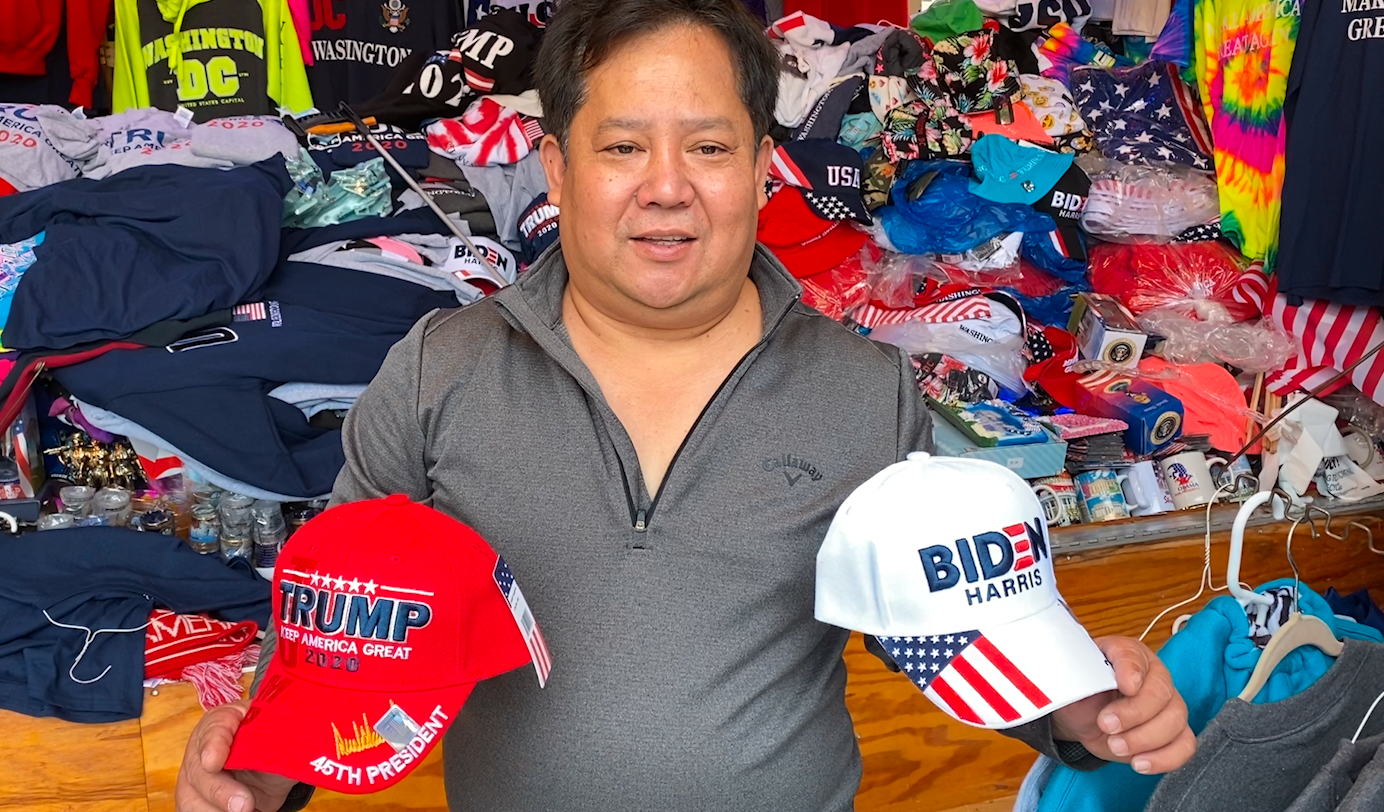 Tan Nguyen, 52, har sålt souvenirer utanför Vita huset i tio år. 