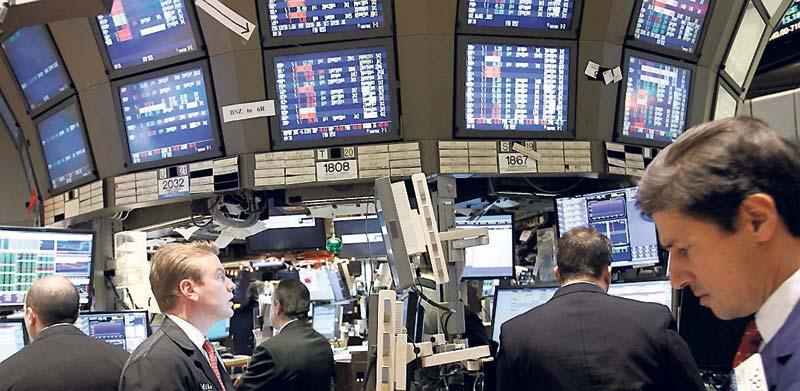Marknadsekonomin fungerar inte perfekt, tycker debattörerna. Bilden visar börsmäklare på Wall Street.