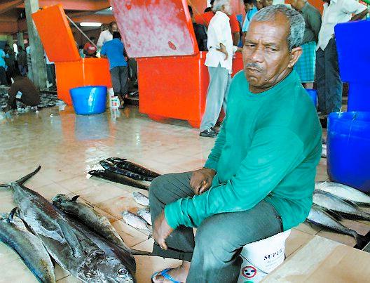 Fiskförsäljare på marknaden.