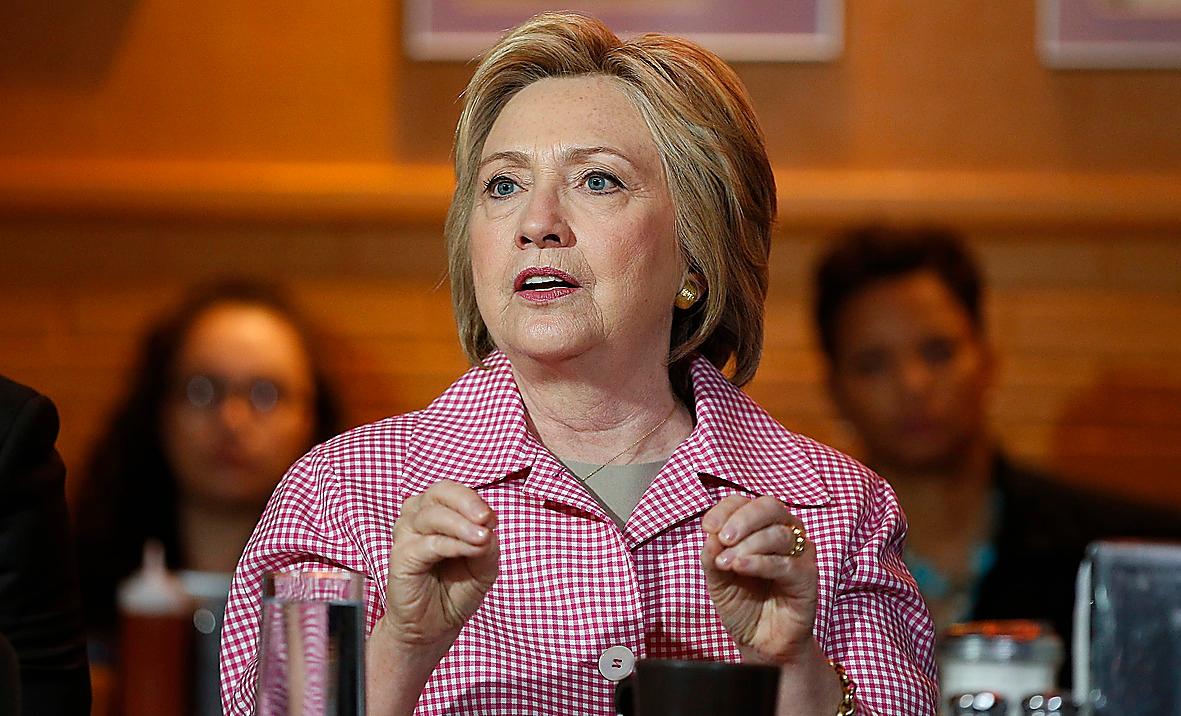 Hillary Clinton reser land och rike runt för att värva röster inför presidentvalet i höst.
