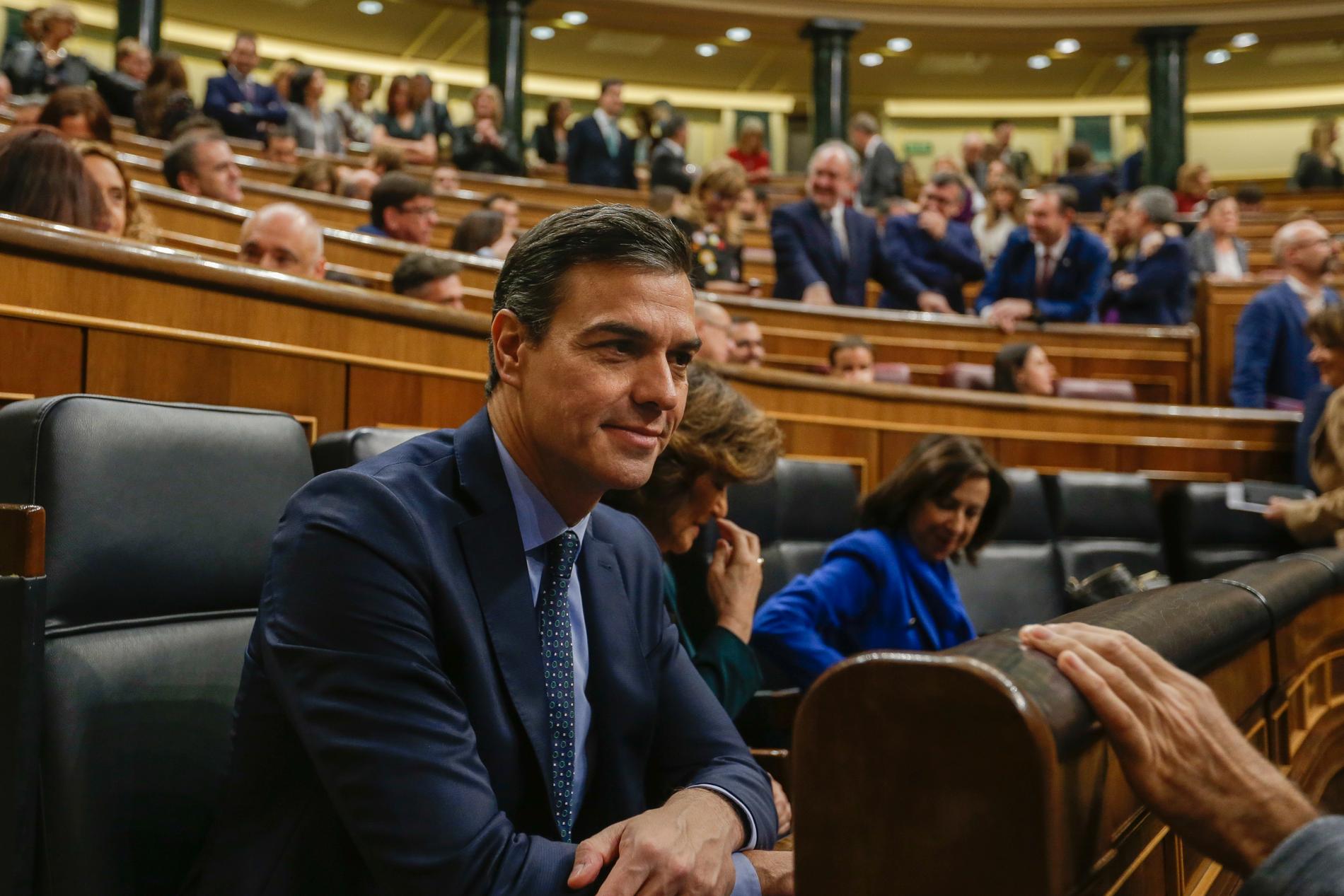 Spaniens tillförordnade premiärminister Pedro Sánchez får försöka bilda regering. Här sitter han i parlamentet när det öppnade igen den 3 december.