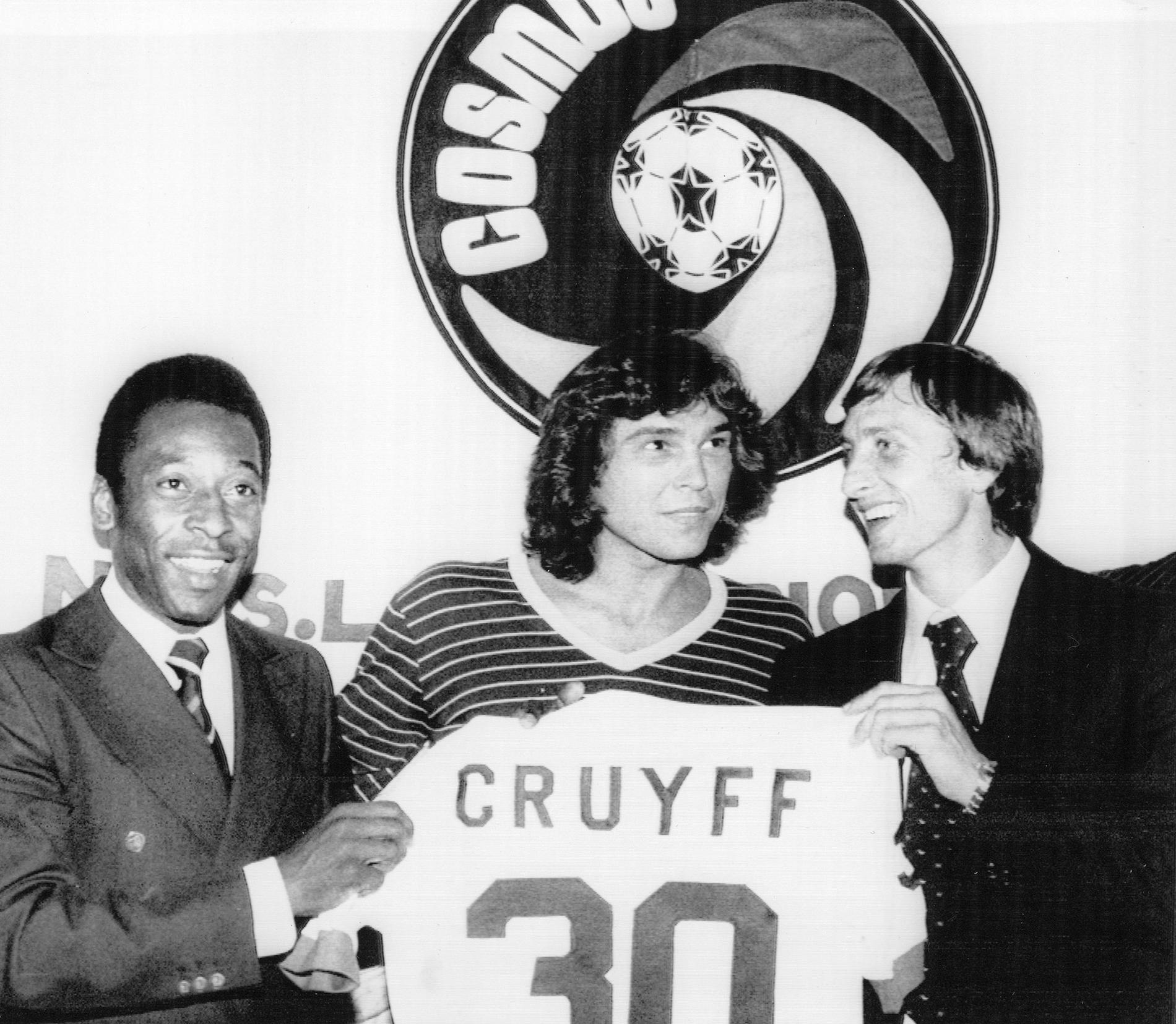 1978 blev det klart att Cruyff skulle spela matcher med New York Cosmos. Här presenterad av Pelé.
