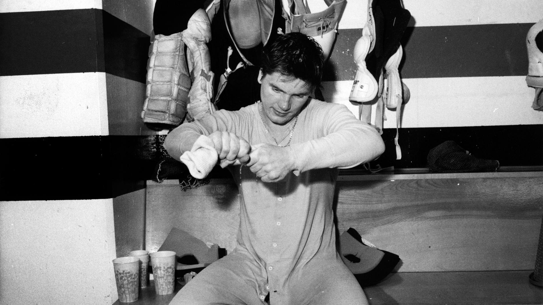 Pelle vrider ur sina blöta strumpor efter en match med Flyers i februari 1985.