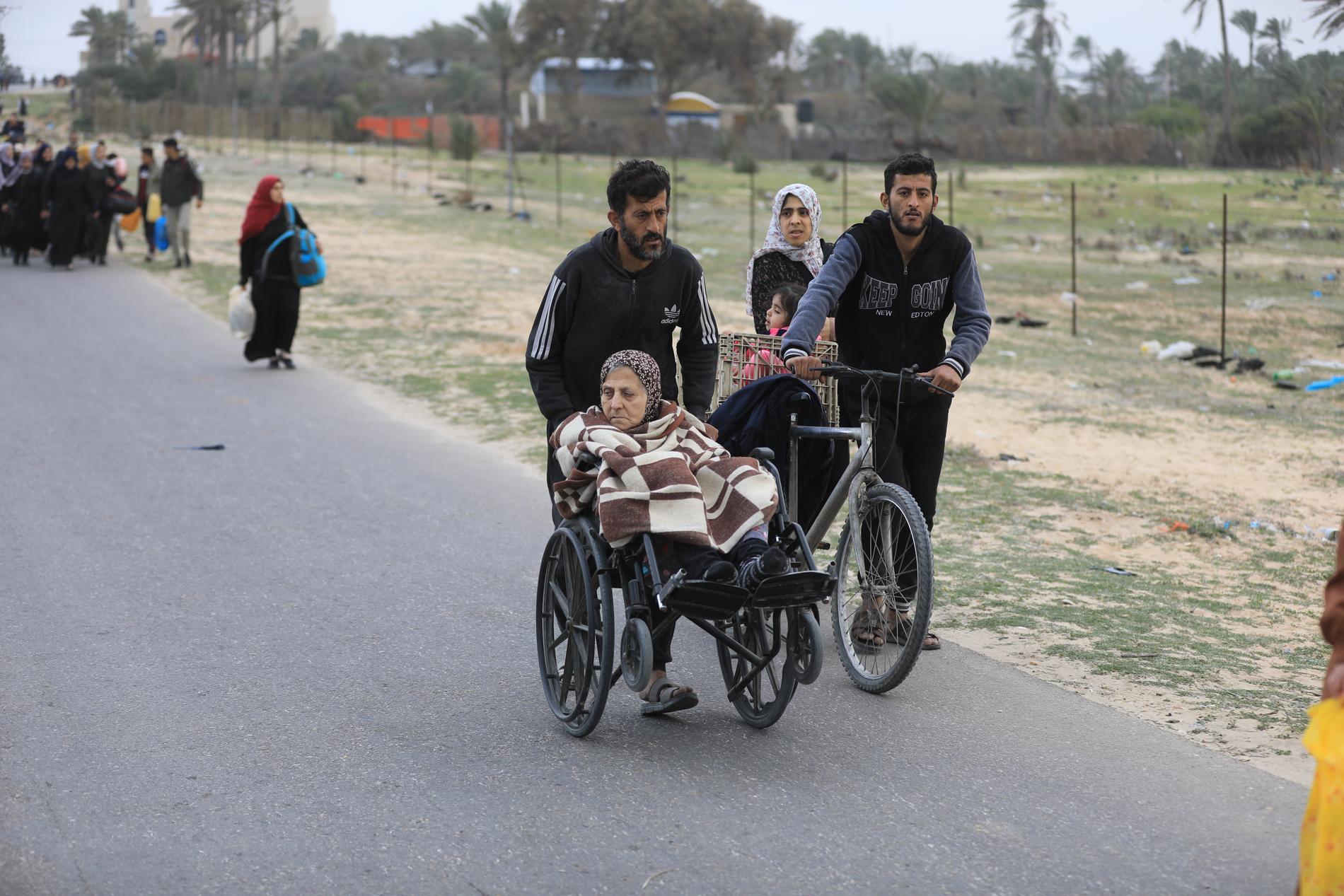 Allt fler Gazabor lämnar Rafah och flyr norrut, trots att strider pågår även där.