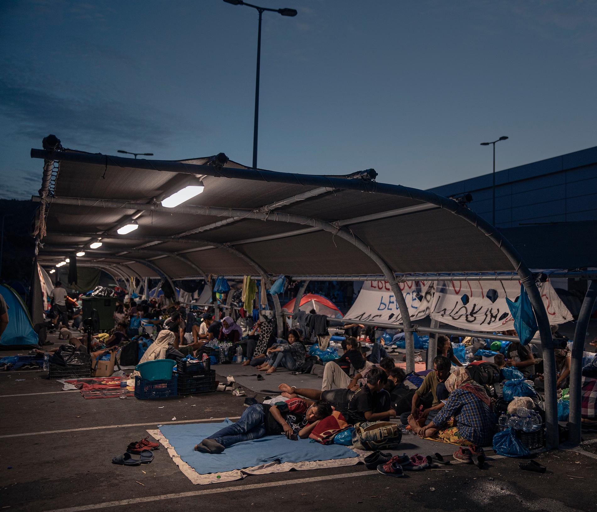 September 2020: När flyktinglägret Moria på ön Lesbos brann ner blev tusentals flyktingar hemlösa. EU:s migrationspakt lär inte stoppa stora flyktingläger, skriver Petter Larsson.