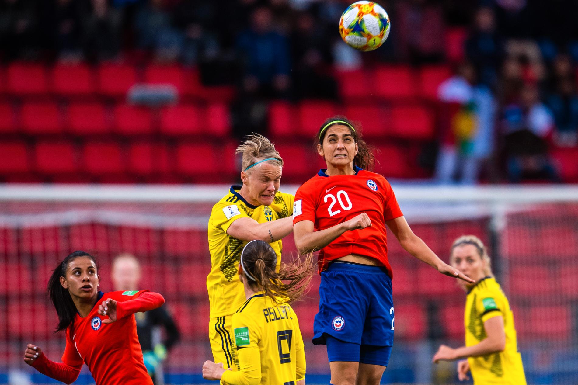 Zamora i duell med Nilla Fischer under fotbolls-VM 2019. 