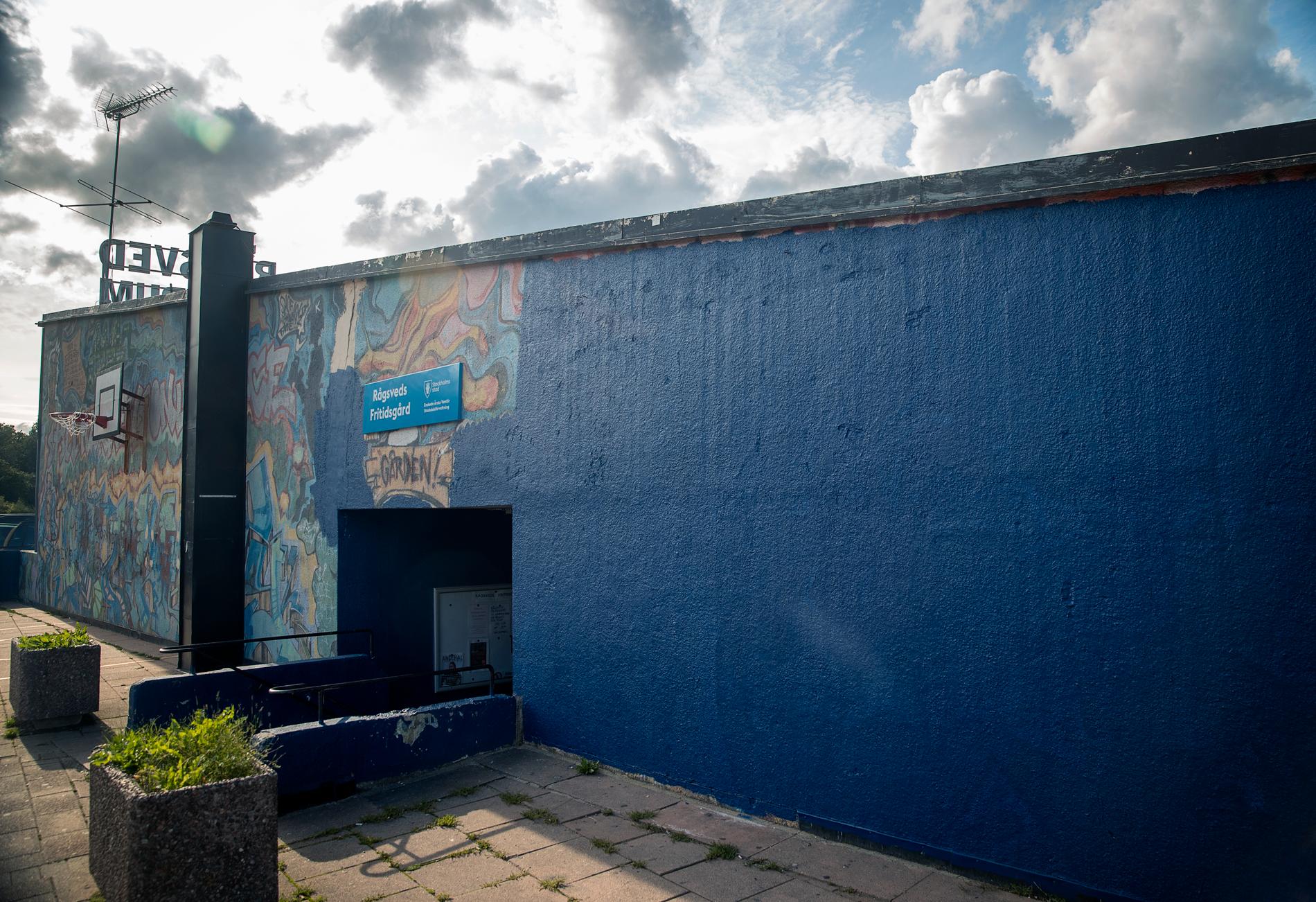 Rågsveds 30-åriga graffitikonstverk ”Highway” målades av misstag delvis över med blå färg.