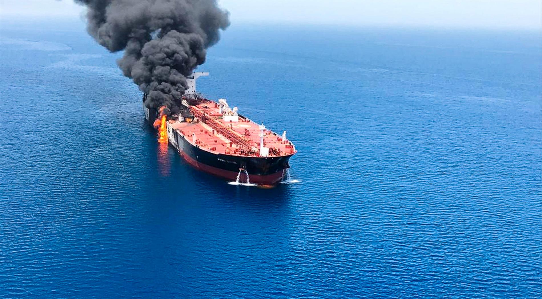 Den norska oljetankern Front Altair står i brand efter ett angrepp i Omanbukten den 13 juni.