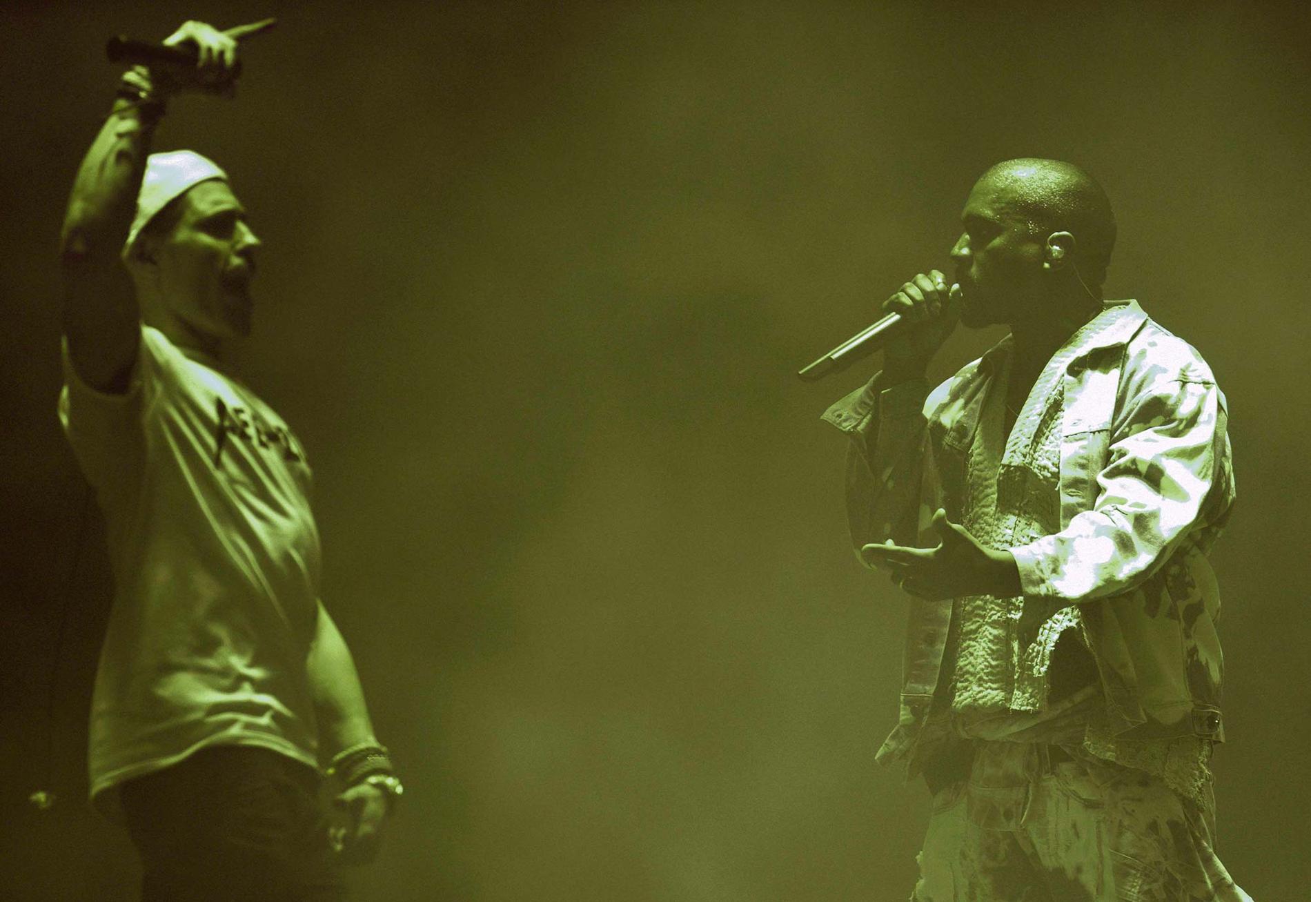 Kanye West (till höger) kommer helt av sig när Lee Nelson plötsligt stormar scenen.
