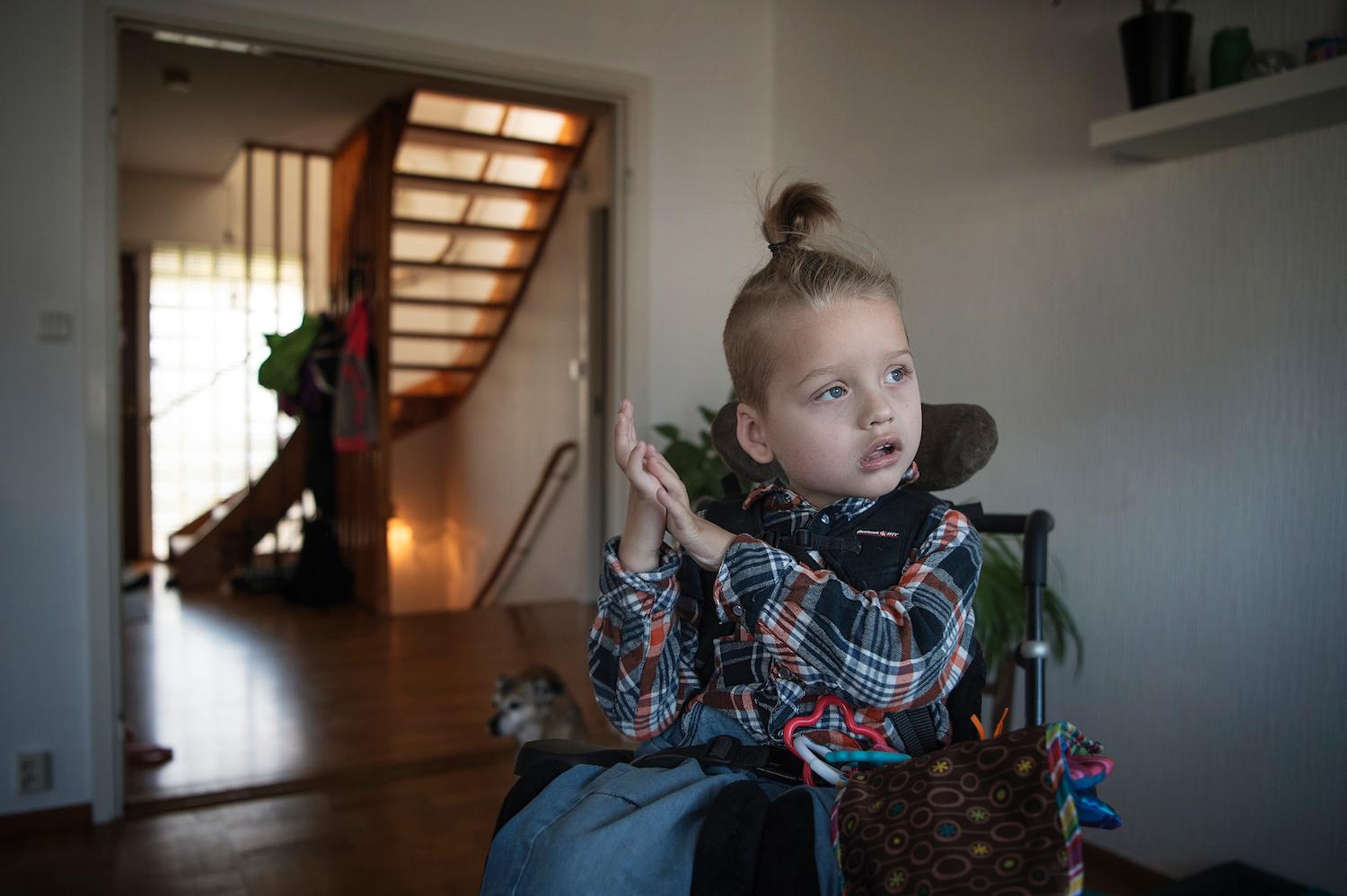 Cimon Andersson, 4, är ett av de svårt funktionshindrade barn som Aftonbladet berättat om  som fått minskat antal assistanstimmar bland annat på grund av sondmatning.
