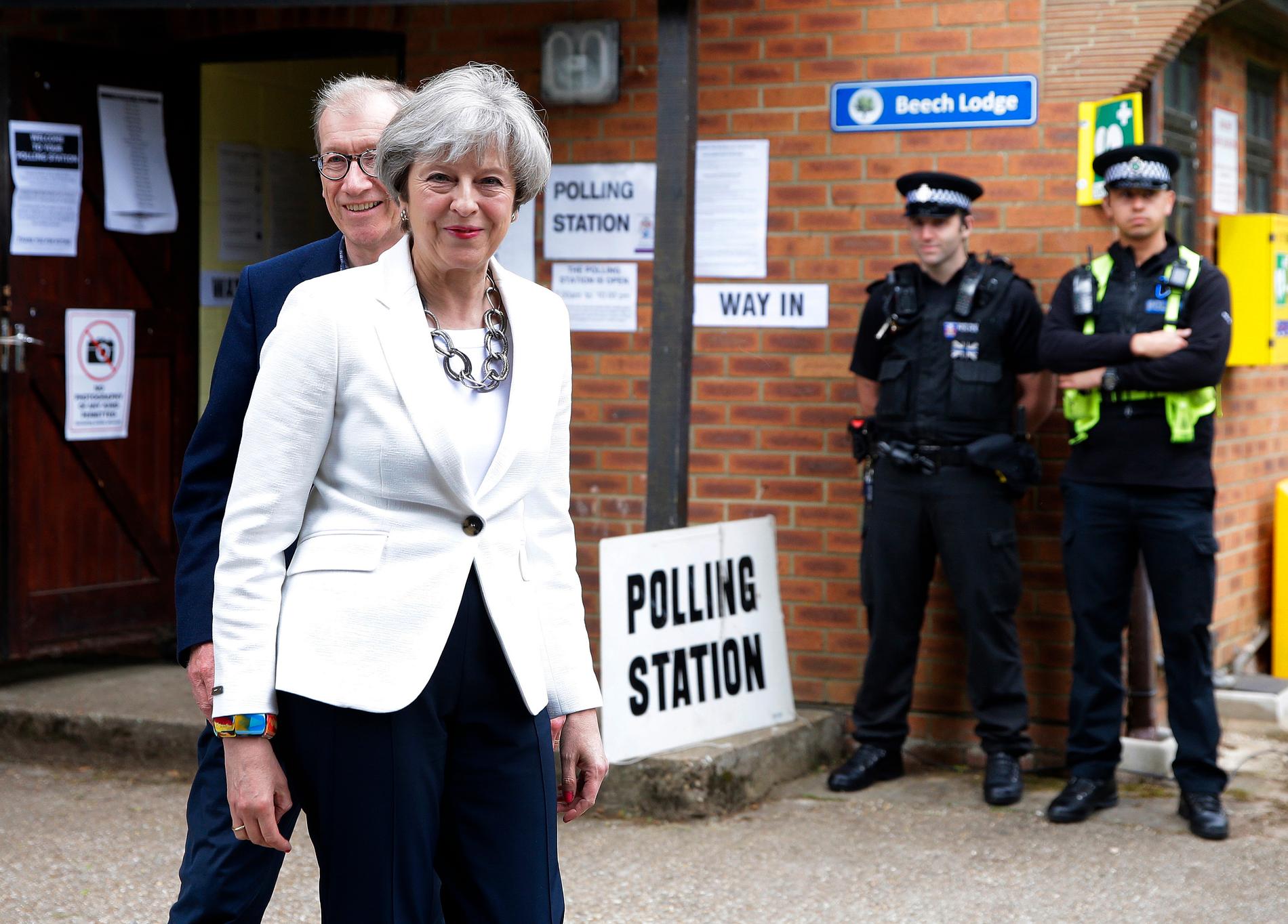 Primiärminister Theresa May med maken Philip efter att ha röstat i Maidenhead, England.