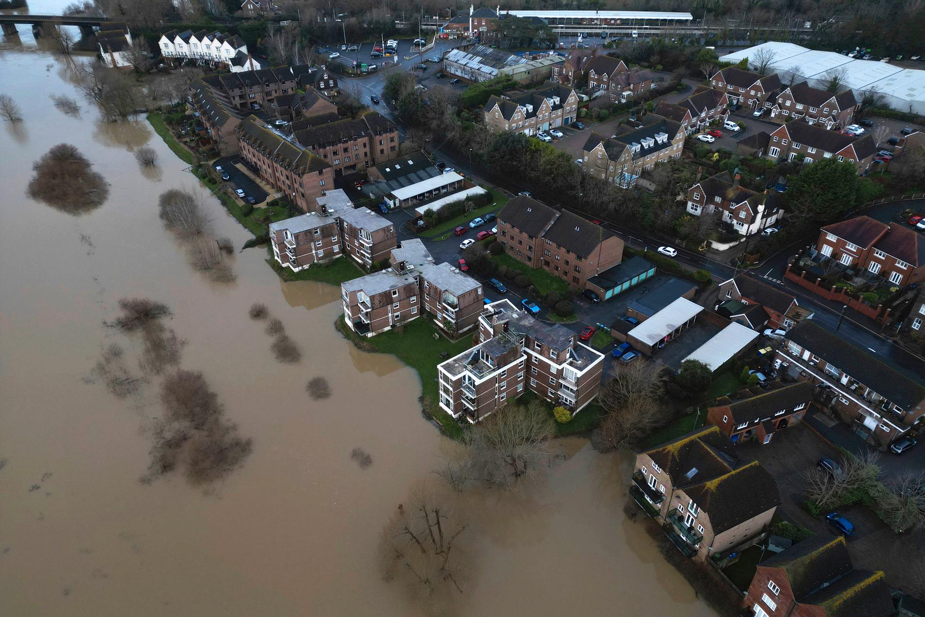 Kraftiga översvämningar vid ett bostadsområde i Pulborough, i West Sussex. 