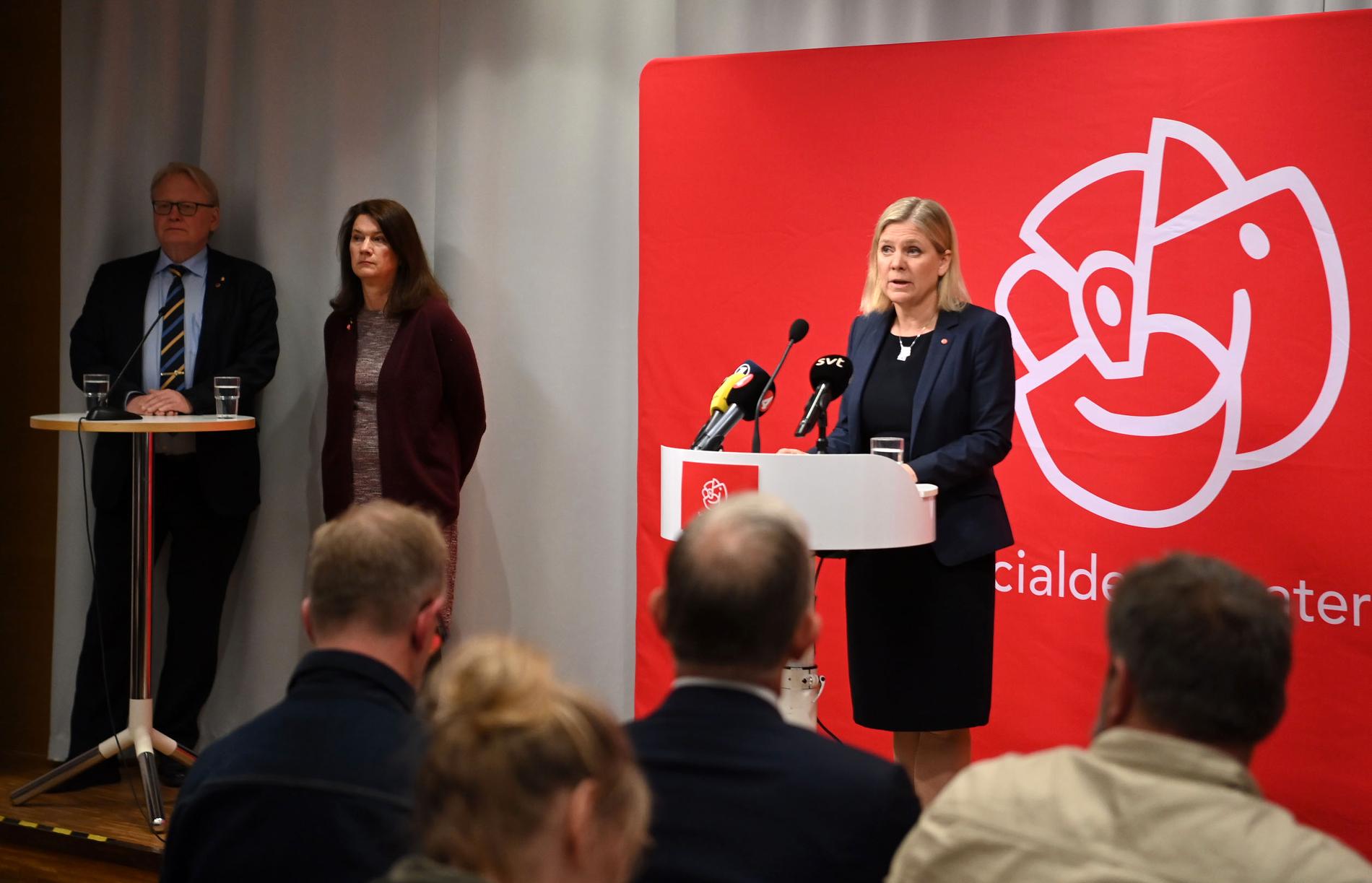 Magdalena Andersson presenterar partiets beslut att man vill gå med i Nato.