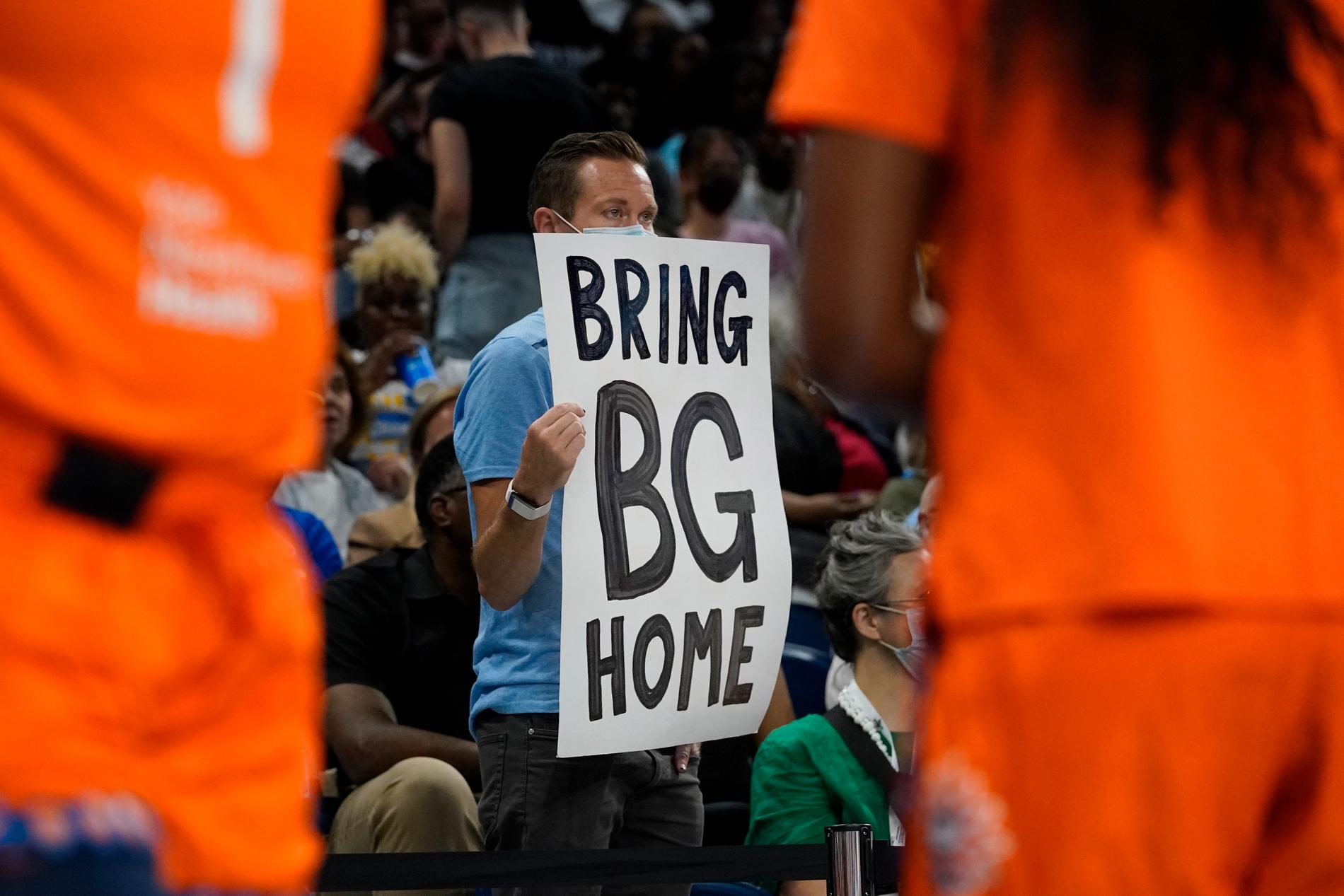 En åskådare håller upp en skylt med budskapet om att få hem Brittney Griner under slutspelsmötet mellan Chicago Sky och Connecticut Sun i WNBA. Arkivbild.