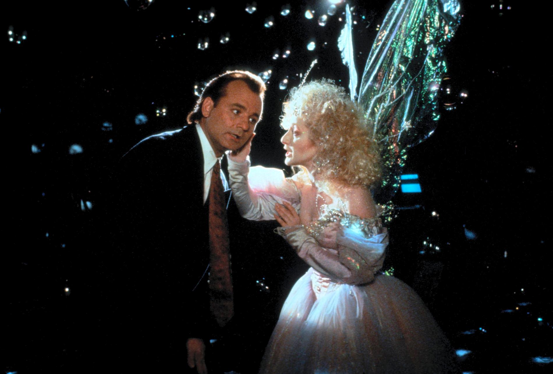 Bill Murray och Carol Kane i "Scrooged – spökenas hämnd". Pressbild.