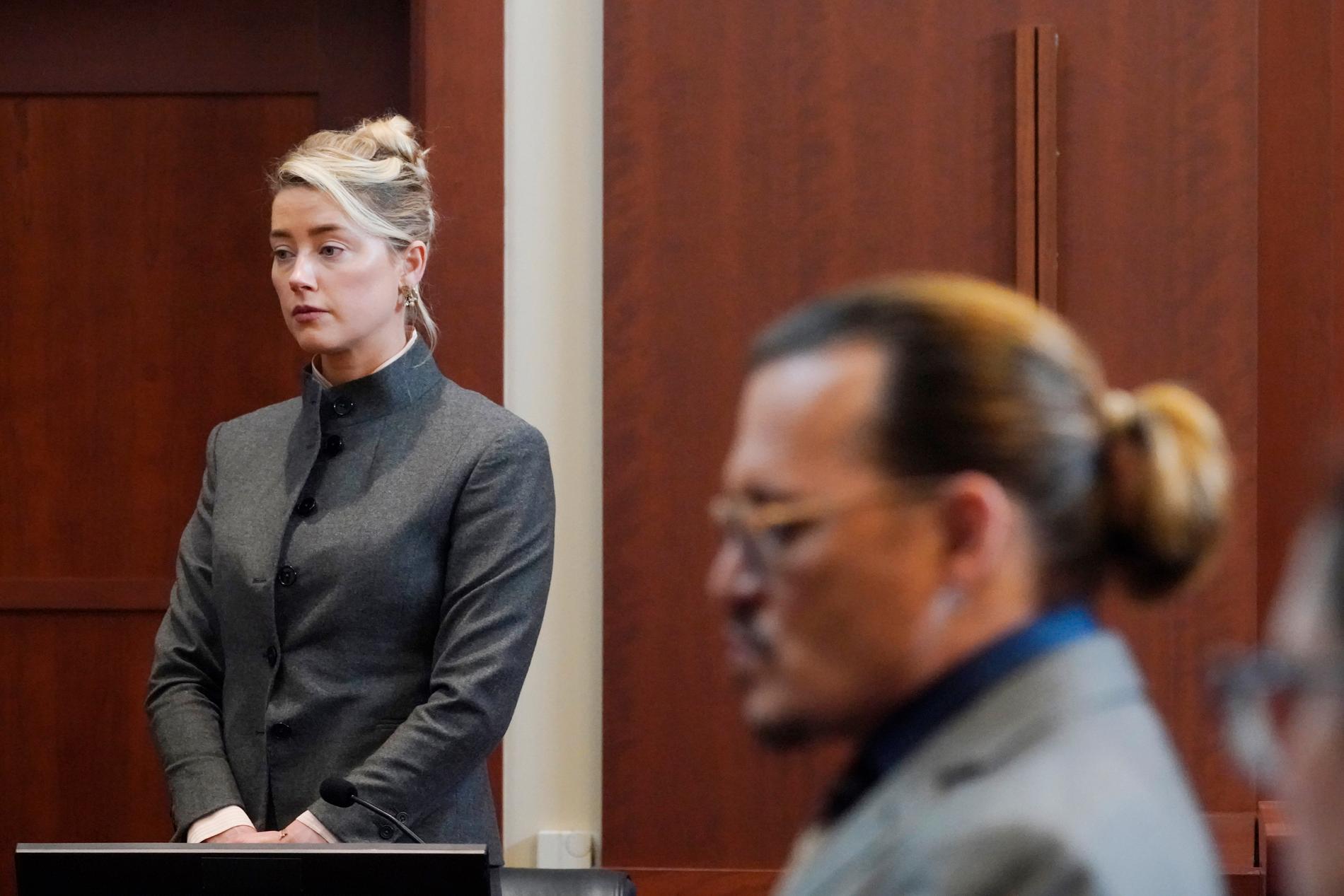 Amber Heard och Johnny Depp under rättegången. 