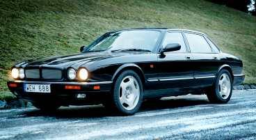 Slanka klassiska Jaguarlinjer. Jaguar X300 är en modern lyxbil med doft av det förflutna. XJR är versionen som visar att en lyxbil även kan vara sportig. Men att bara glida runt passar ändå bilen bäst.