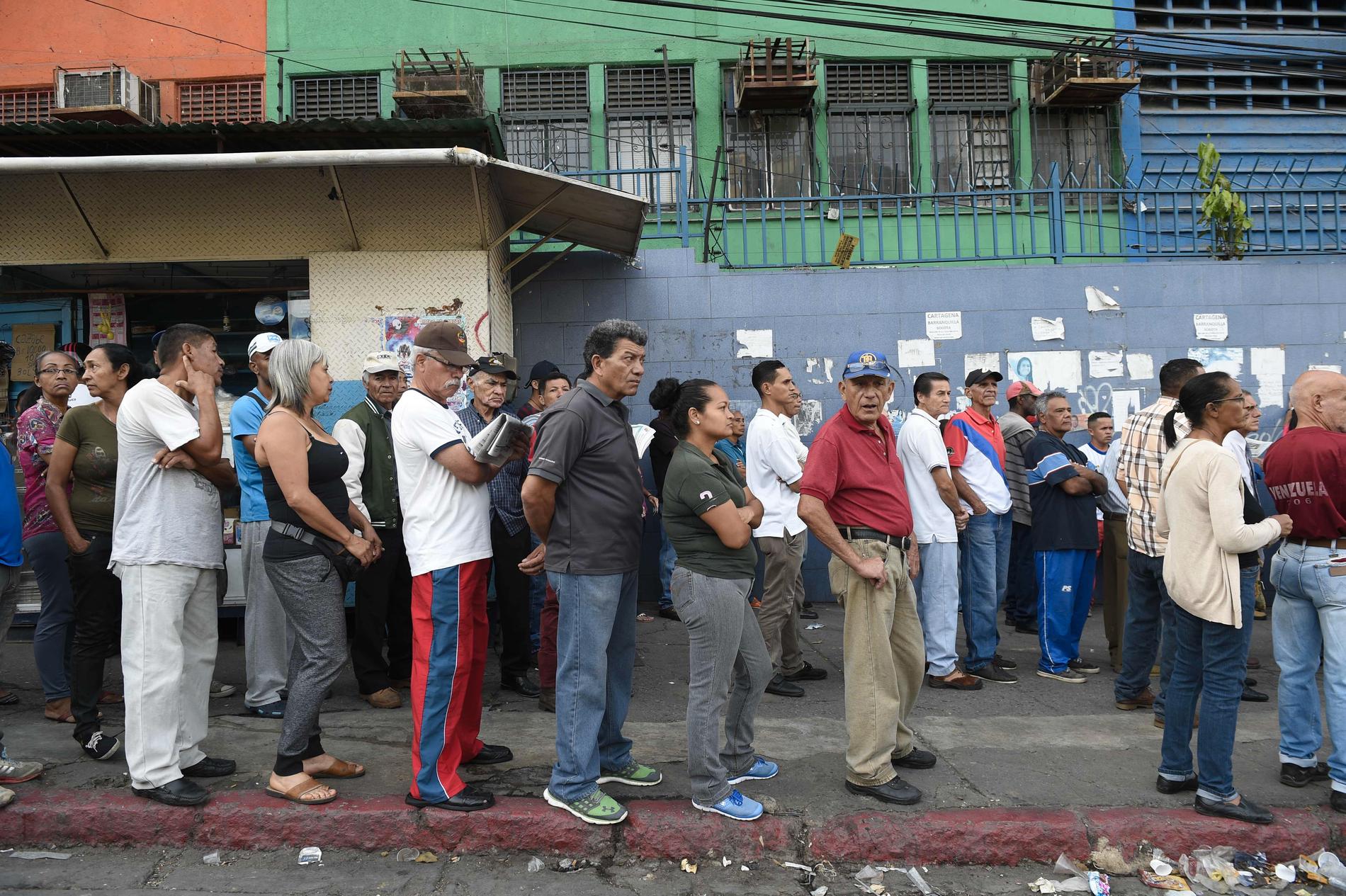 Val i Venezuela – invånare köar utanför en röstningslokal.