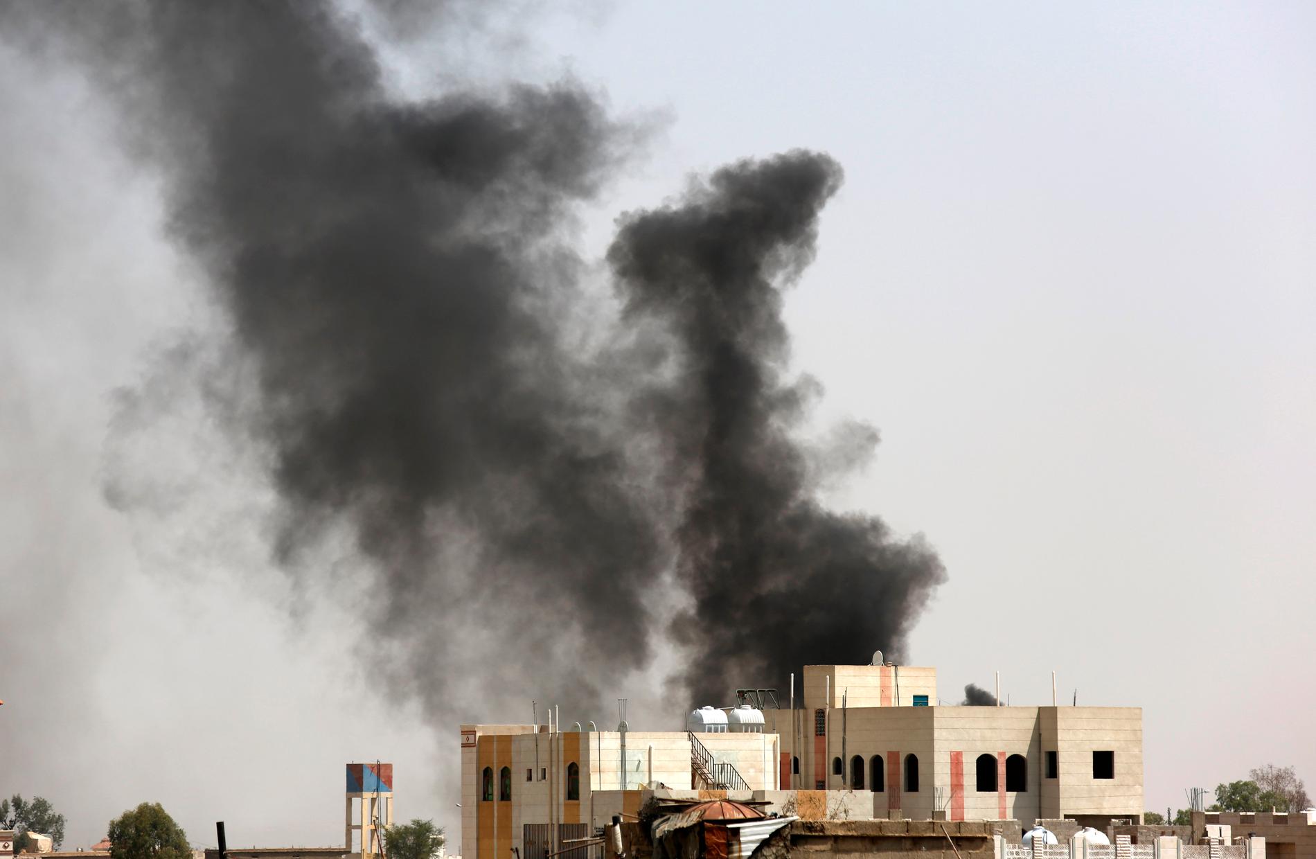 Saudiskt flyg bombar Jemens huvudstad Saana.