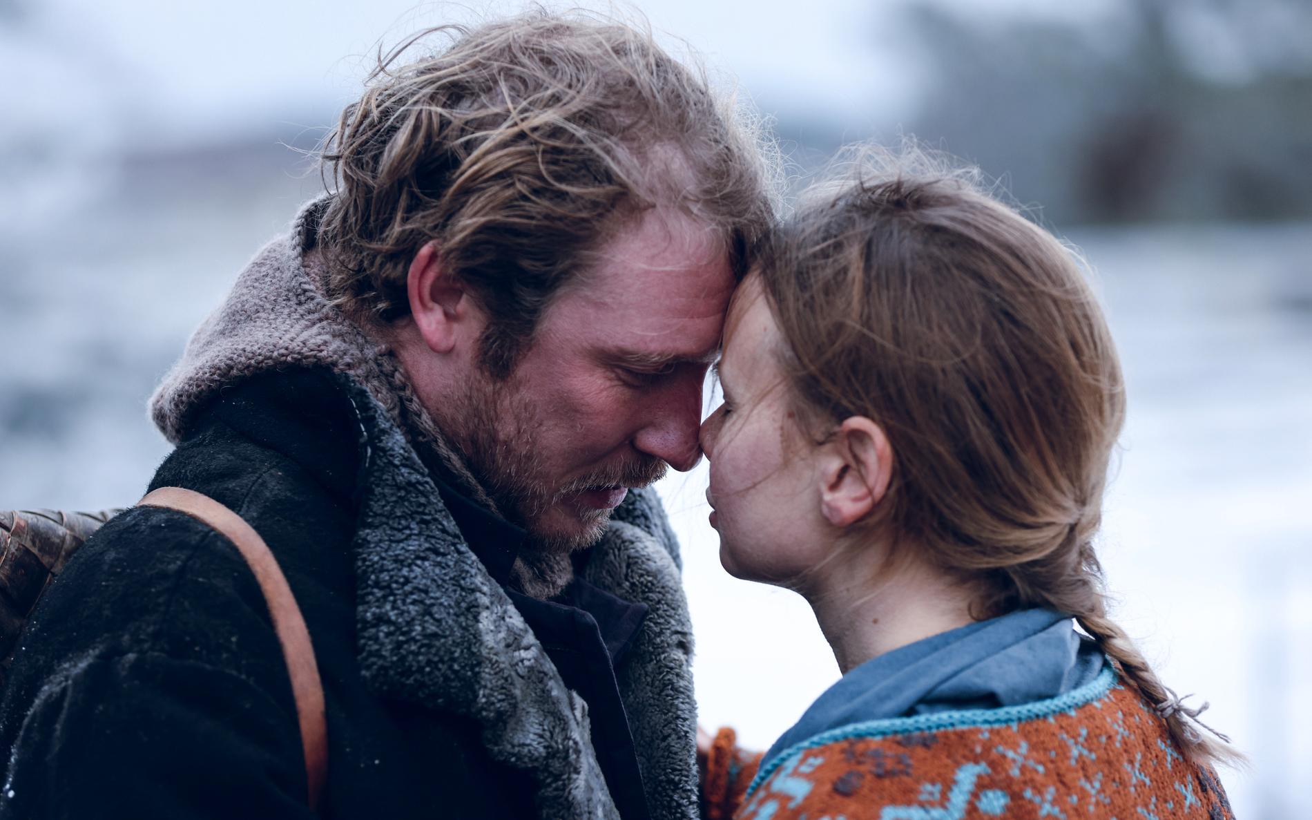 i "Stormskärs Maja" spelar Linus Troedsson och Amanda Jansson kärlekspar bland vedermödorna i Ålands ytterskärgård. Pressbild.