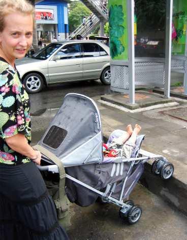 Det är inte helt lätt att köra barnvagn i Bangkok, får mamma Anna erfara.