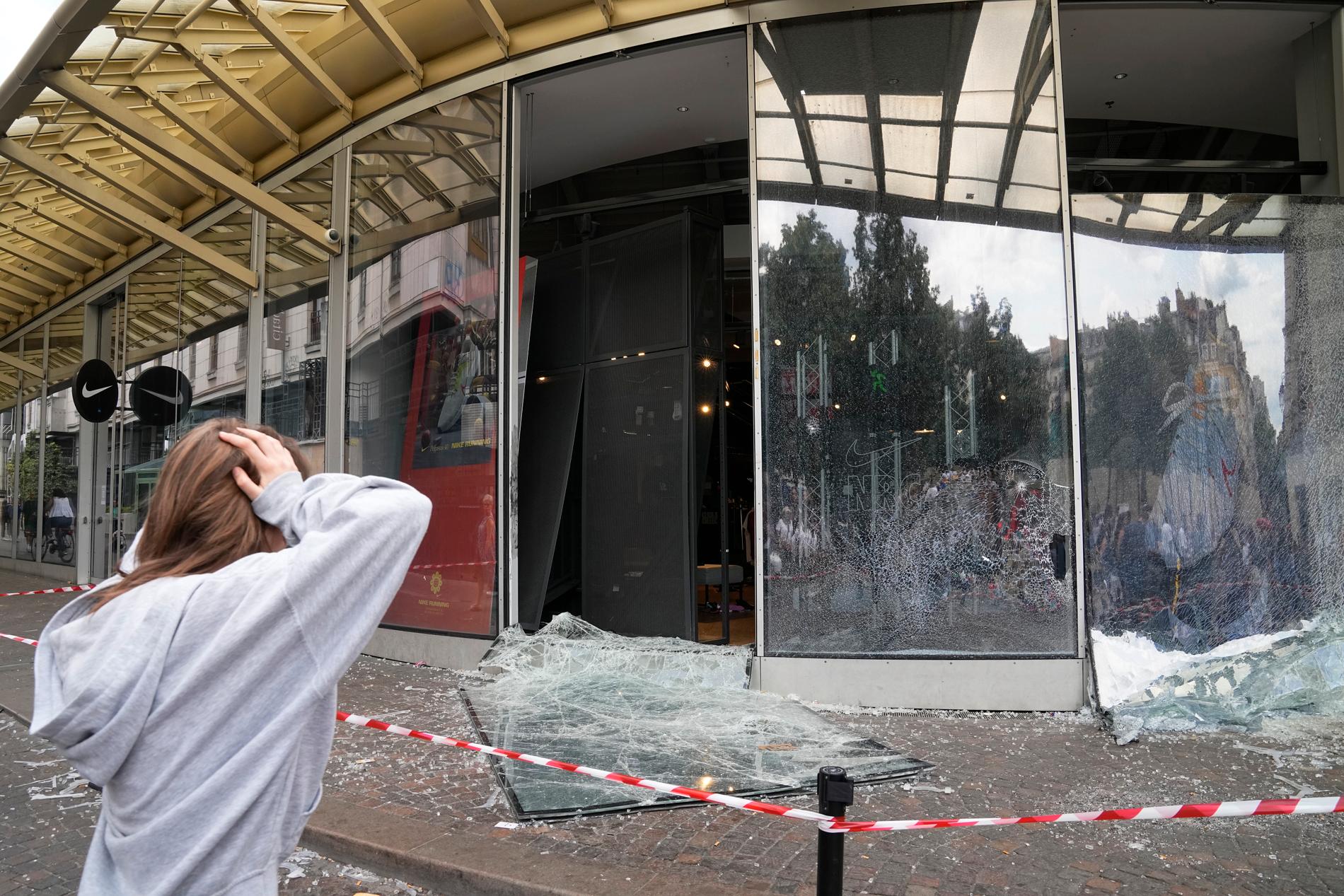 En kvinna reagerar på förstörelsen av en sportbutik i Paris förra fredagen.