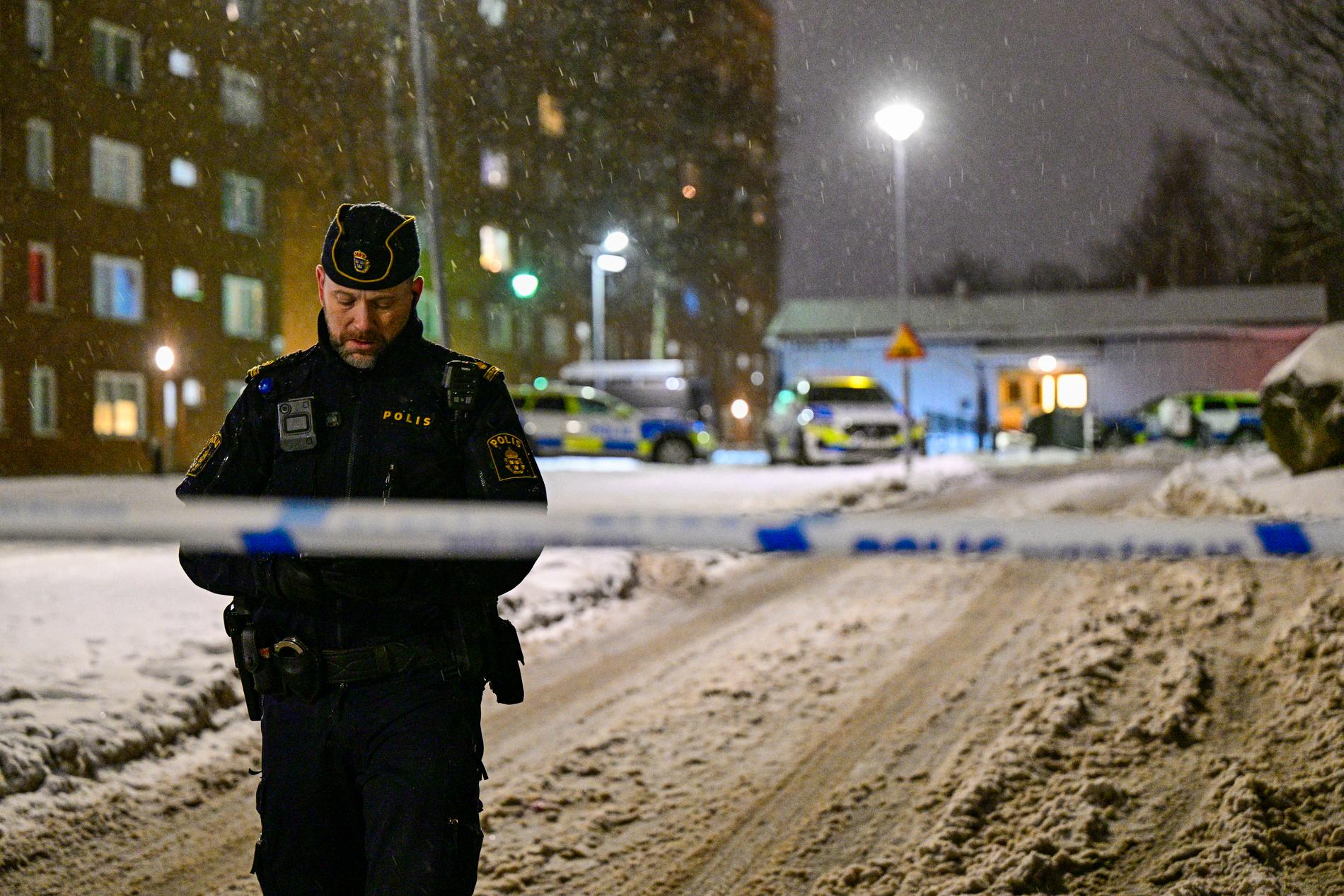 Poliser på plats efter lördagens skjutning i ett bostadsområde i Hovsjö i Södertälje.