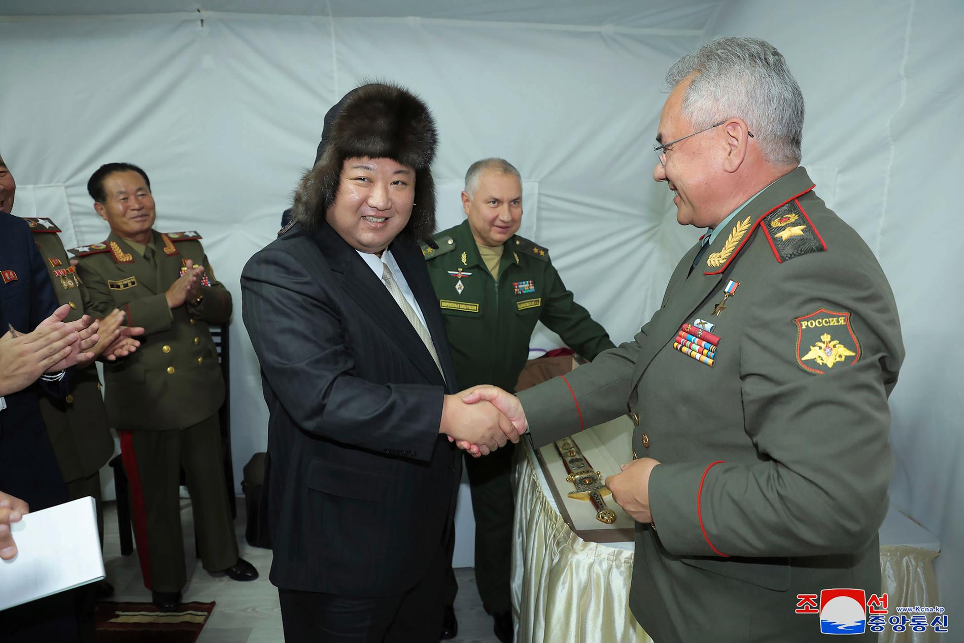 Kim tar emot en present, vad som ser ut att vara ett guldsvärd, från Rysslands försvarsminister Sergej Sjojgu. 