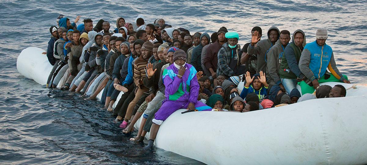 Flyktingbåt i Medelhavet 2017.