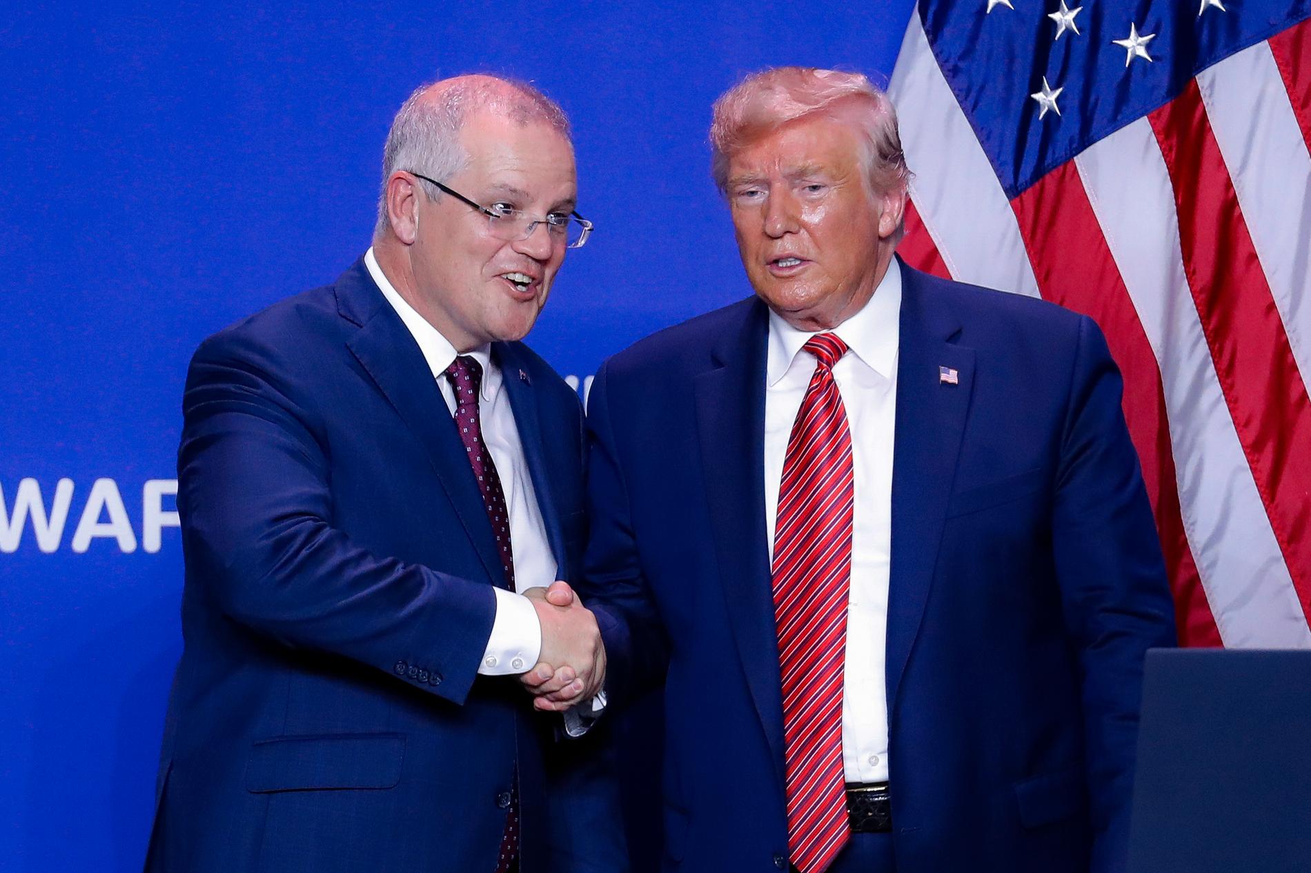 Även Australiens premiärminister Scott Morrison dras nu in i turerna som utlöst riksrättsutredningen mot Donald Trump. Bild från de två männens möte i USA i förrförra veckan.