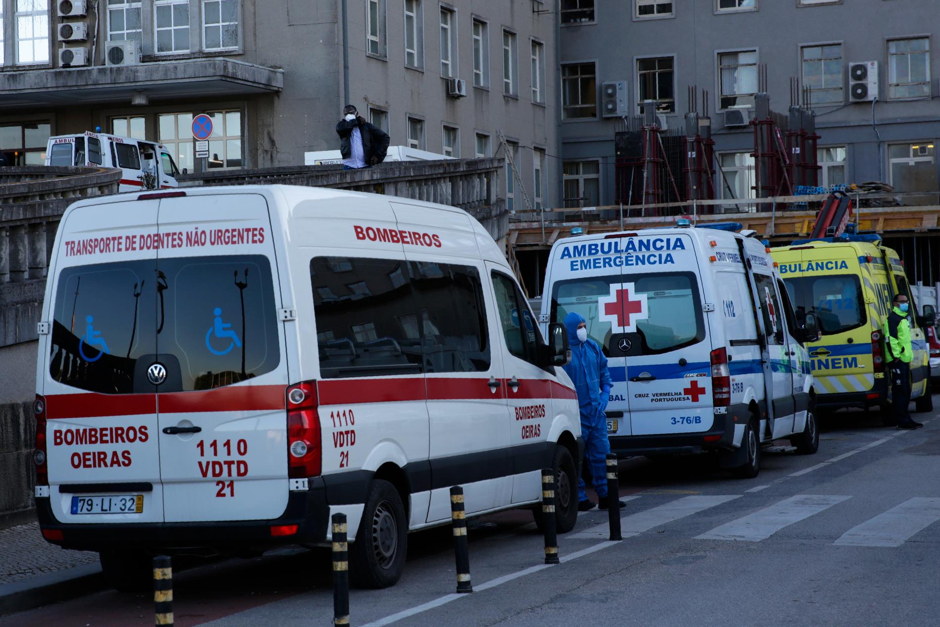 Antalet coronasmittade fortsätter att stiga i Portugal. På bilden syns ambulanser utanför ett sjukhus i Lissabon. Arkivbild.