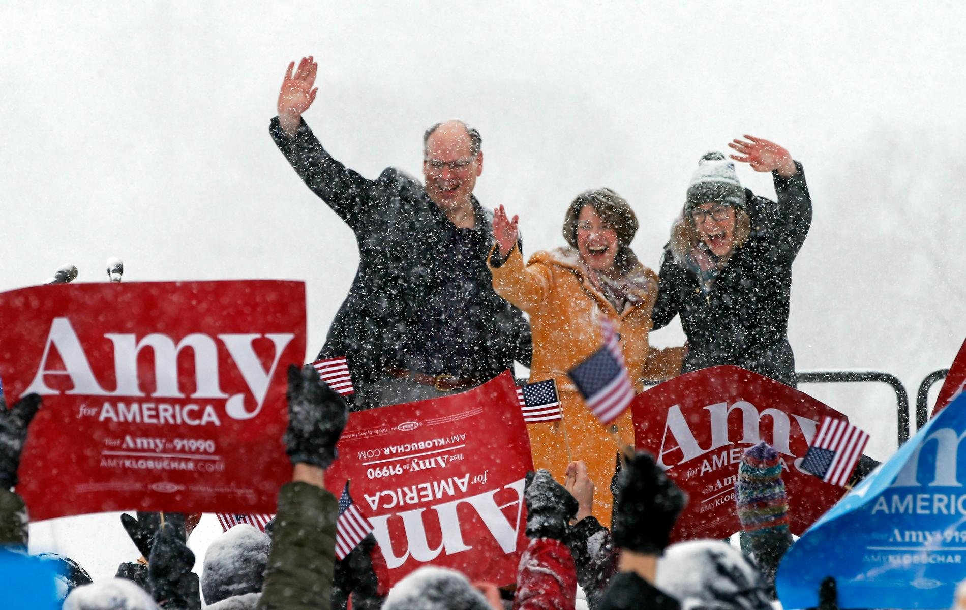 Minnesotasenatorn Amy Klobuchar vid lanseringen av sin presidentkampanj i ymnigt snöfall i Minneapolis för ett år sedan. Här är hon tillsammans med maken och advokaten John Bessler och dottern Abigail Klobuchar Bessler.