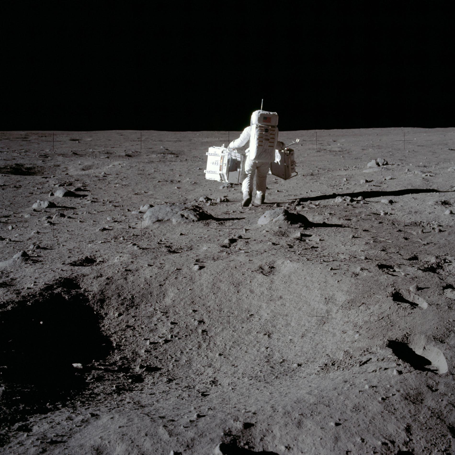 Buzz Aldrin bär med sig utrustning för experiment på sin månpromenad. Den ikoniska bilden togs av Neil Armstrong den 20 juli 1969. Arkivbild.