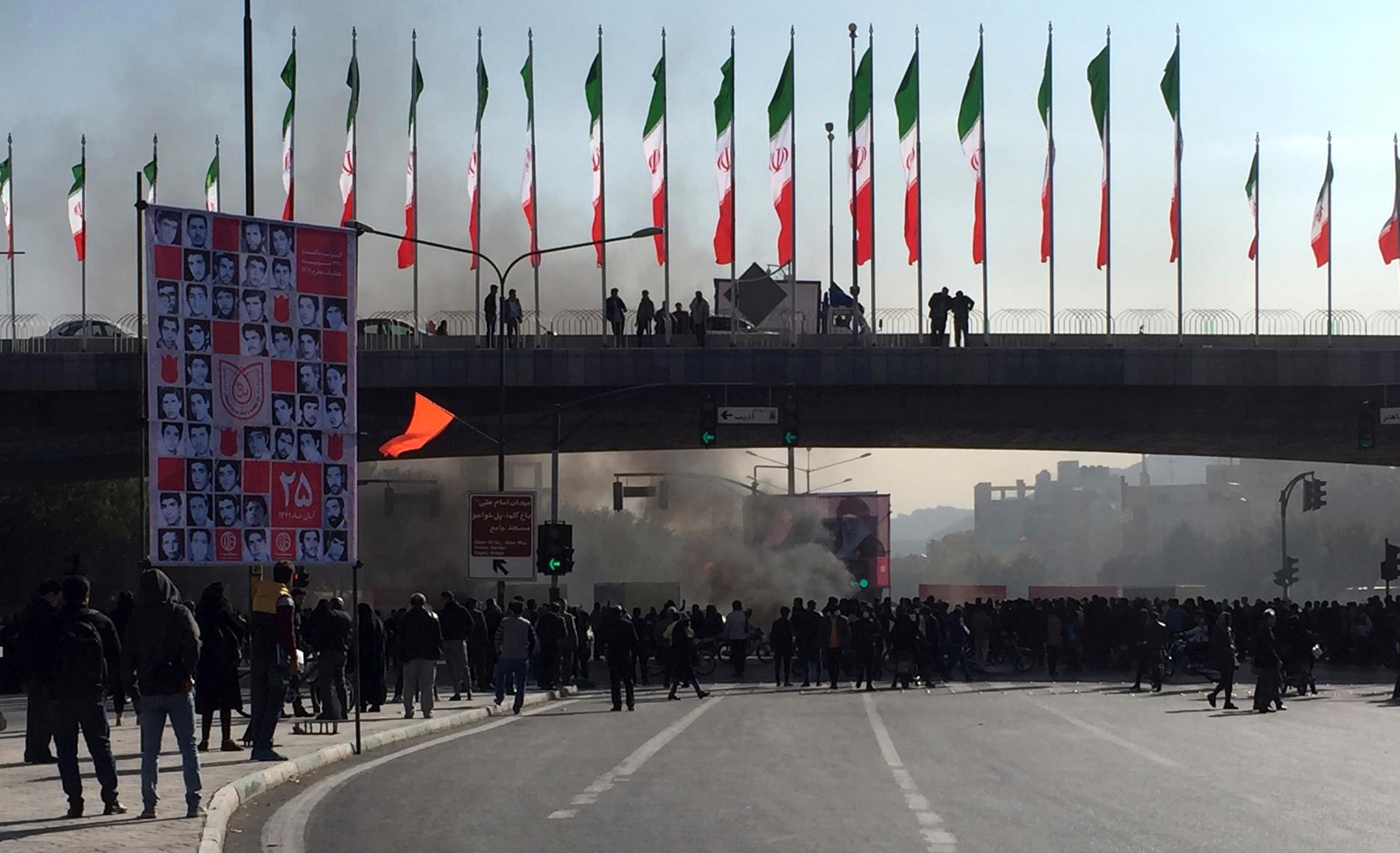 Rök stiger under en demonstration i Isfahan i Iran den 16 november.